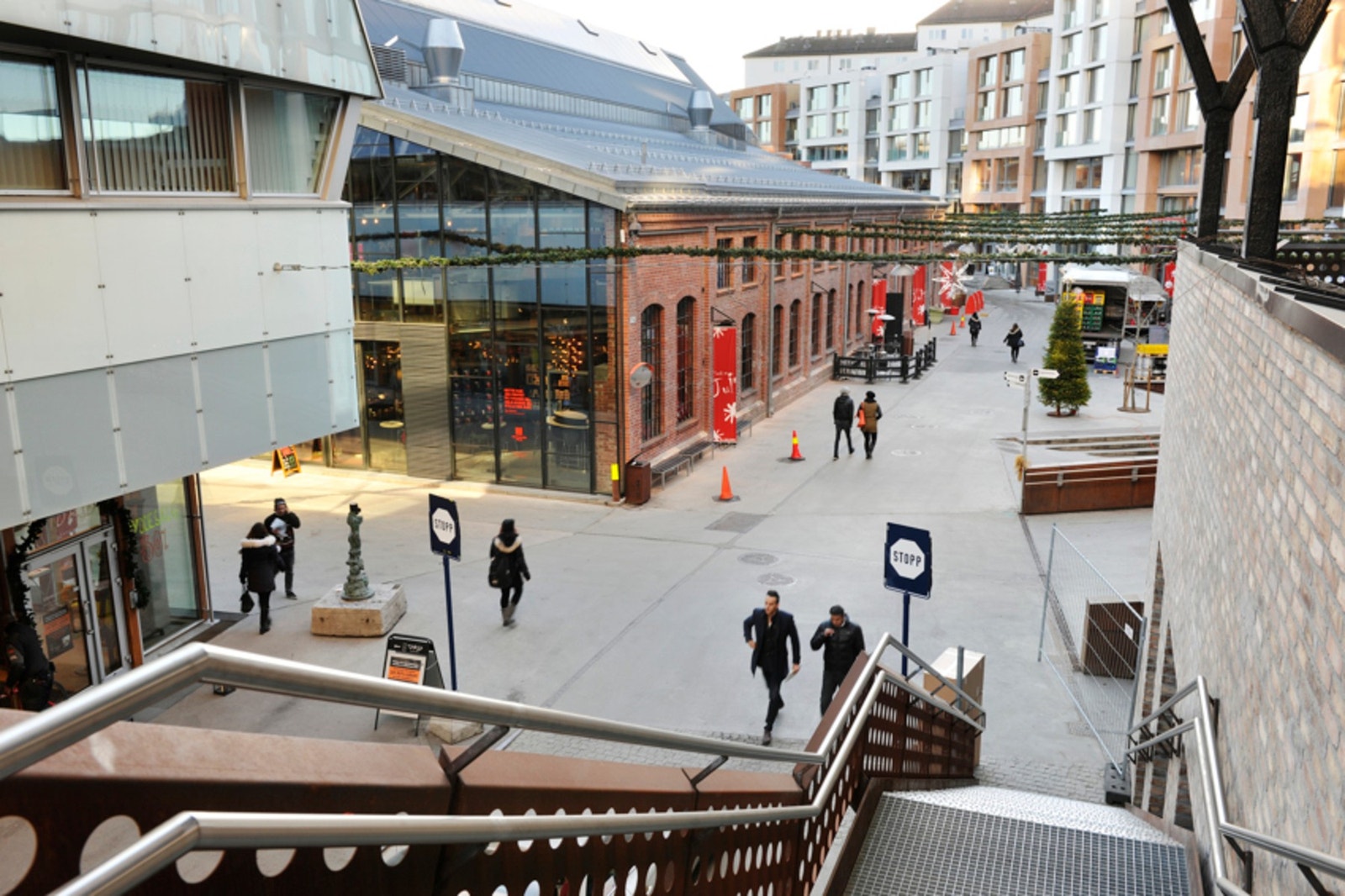 Vulkan og Mathallen byr på en rekke delikatesseforretninger og spennende spisesteder, en kort spasertur unna Galleribilde