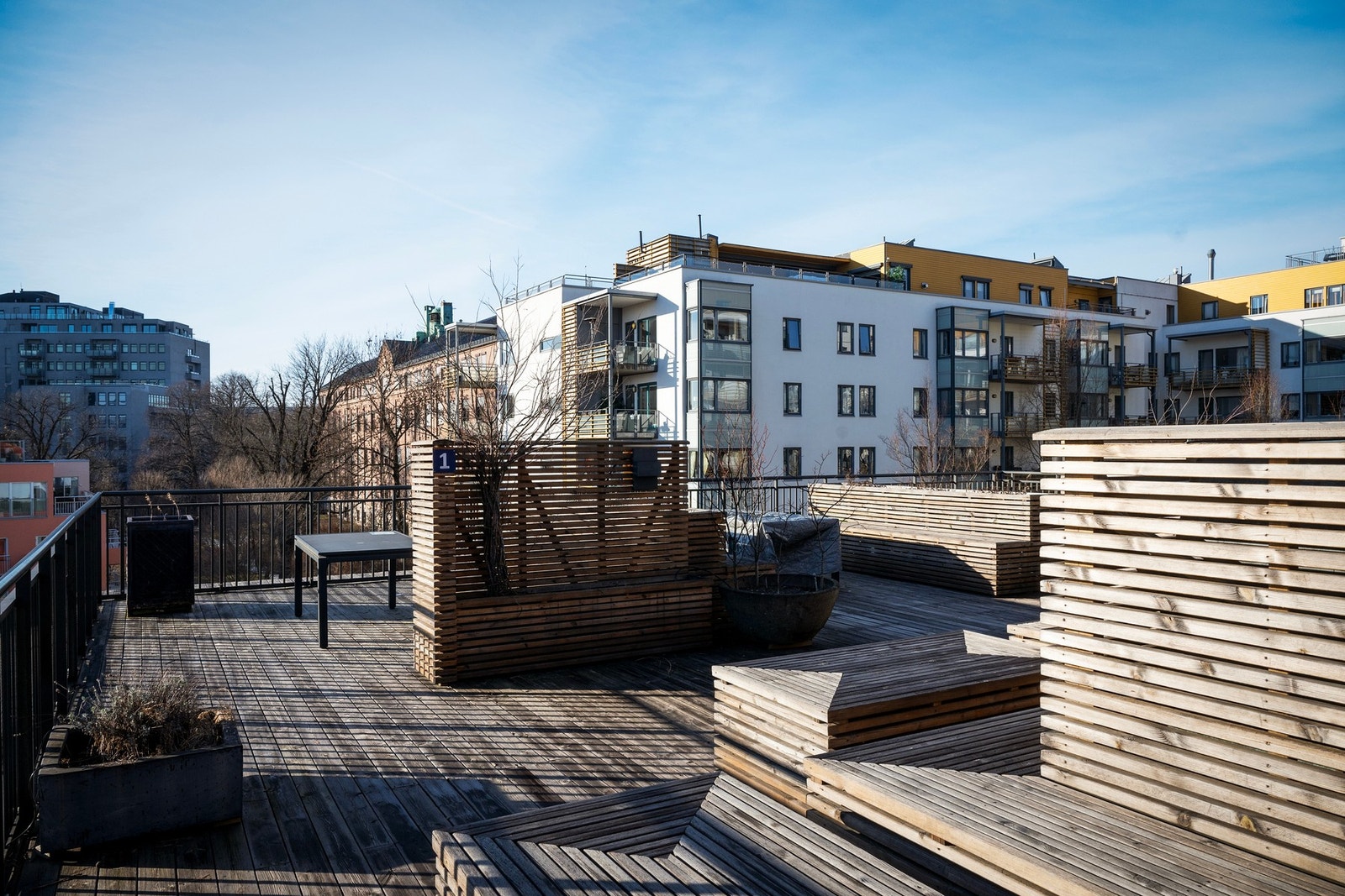 Her er det sittegrupper og beplantning på vår/sommer Galleribilde