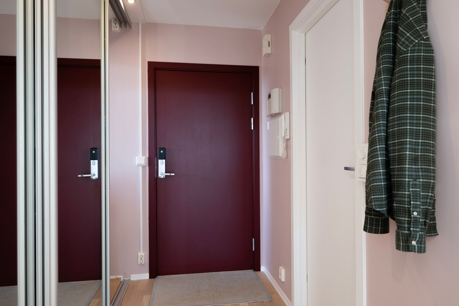 Inngangsdør med kodelås tilbyr nøkkelfri og enkel adkomst Galleribilde