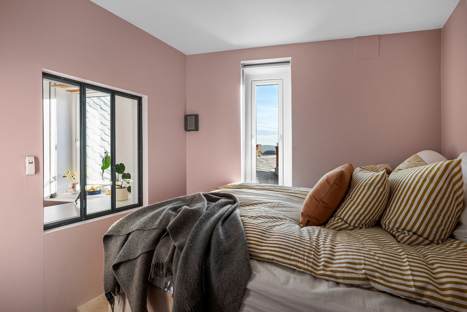 Soverom med plassbygget seng med smarte og romslige skap under sengen Galleribilde