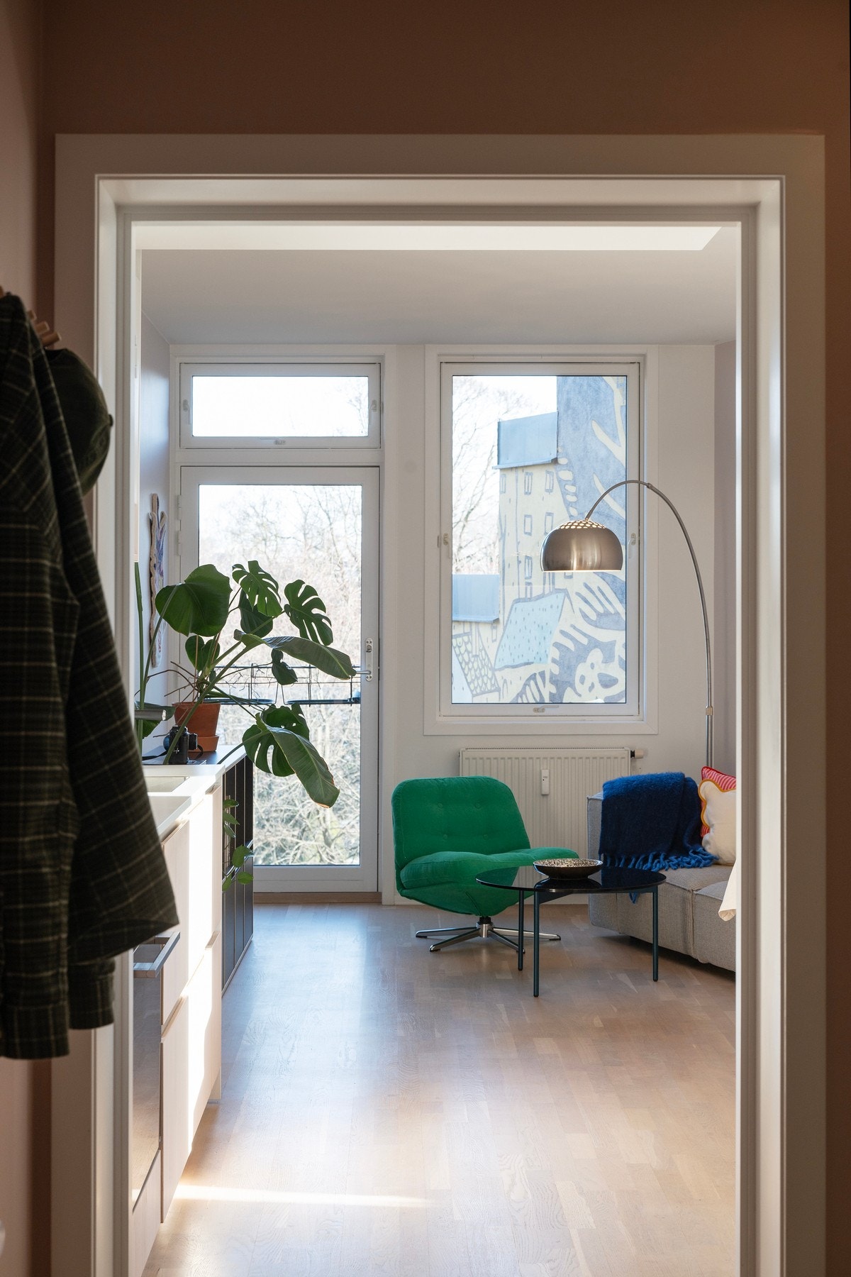 Direkte ankomst fra entré til et luftig allrom Galleribilde