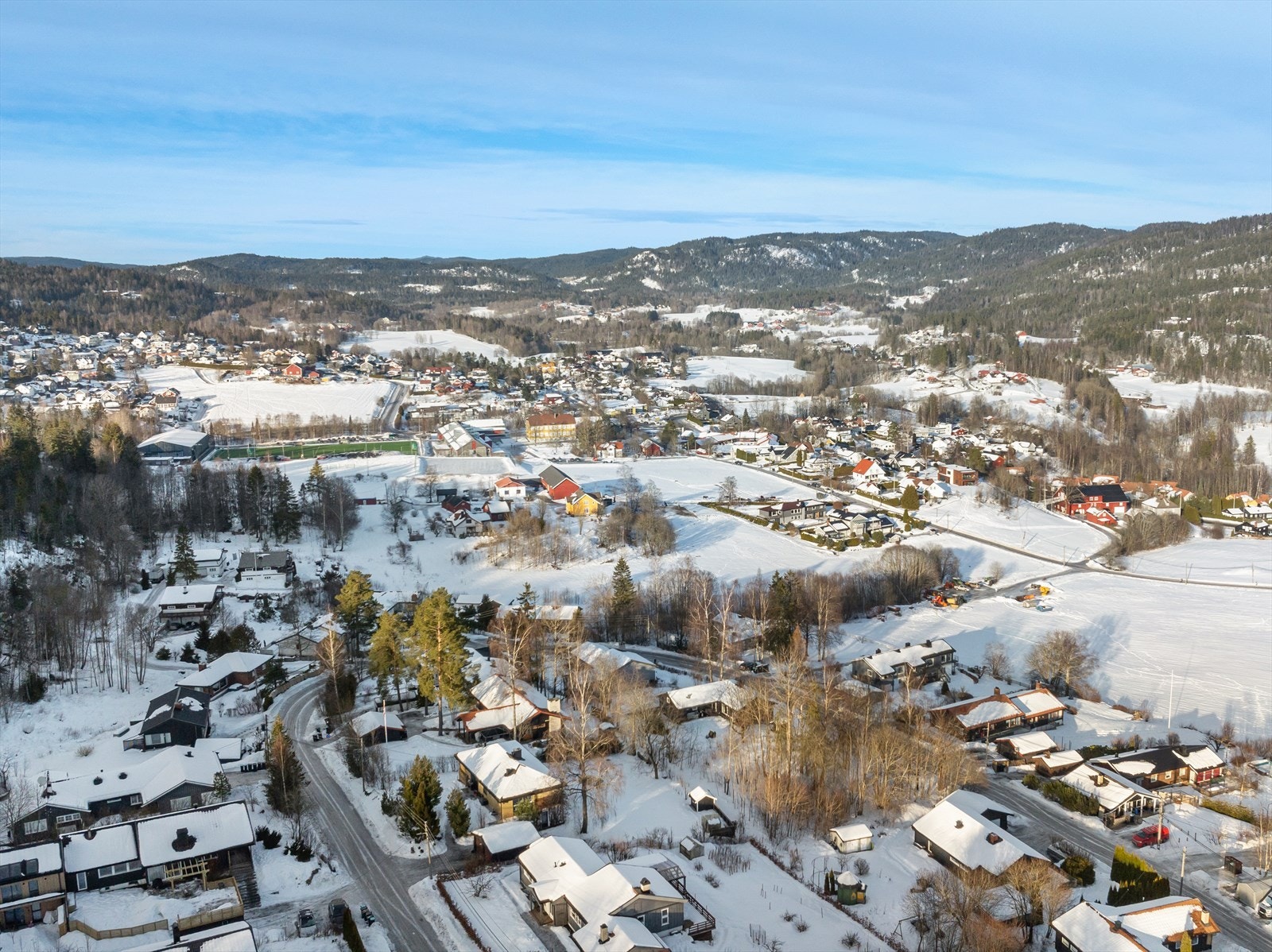Eiendommen ligger i et barnevennlig og attraktivt boligområde i Lommedalen. Galleribilde