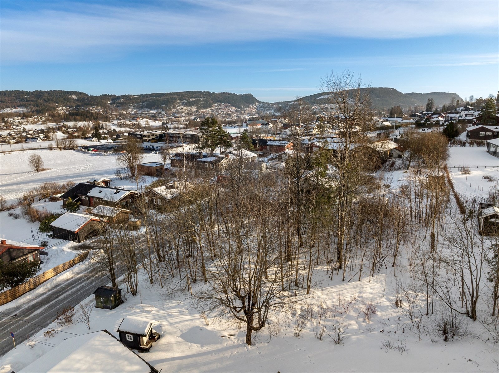 Tomten er på 1280,1 kvm, og er regulert til frittliggende småhusbebyggelse. Galleribilde