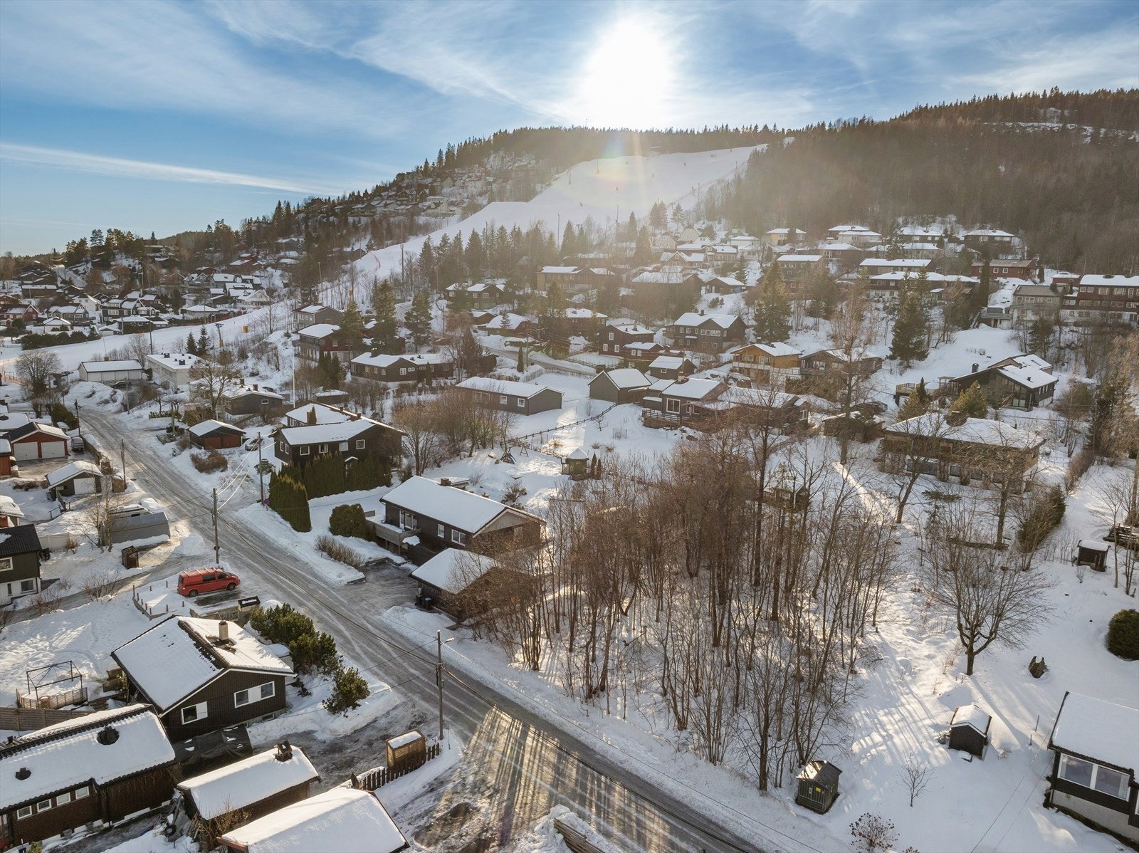 Dette er en naturtomt som består av skog/trær og noe hellende terreng. Galleribilde