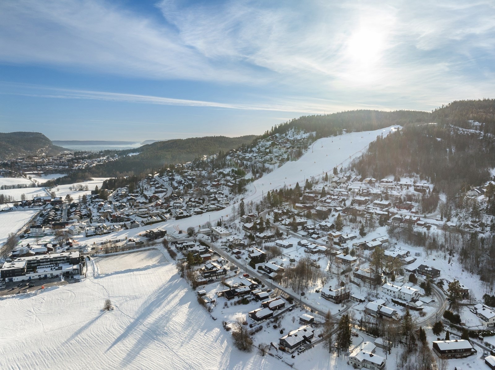 Tomten ligger naturskjønt og idyllisk til, og det er gangavstand til barnehage, skole, buss og idrettsanlegg. Galleribilde