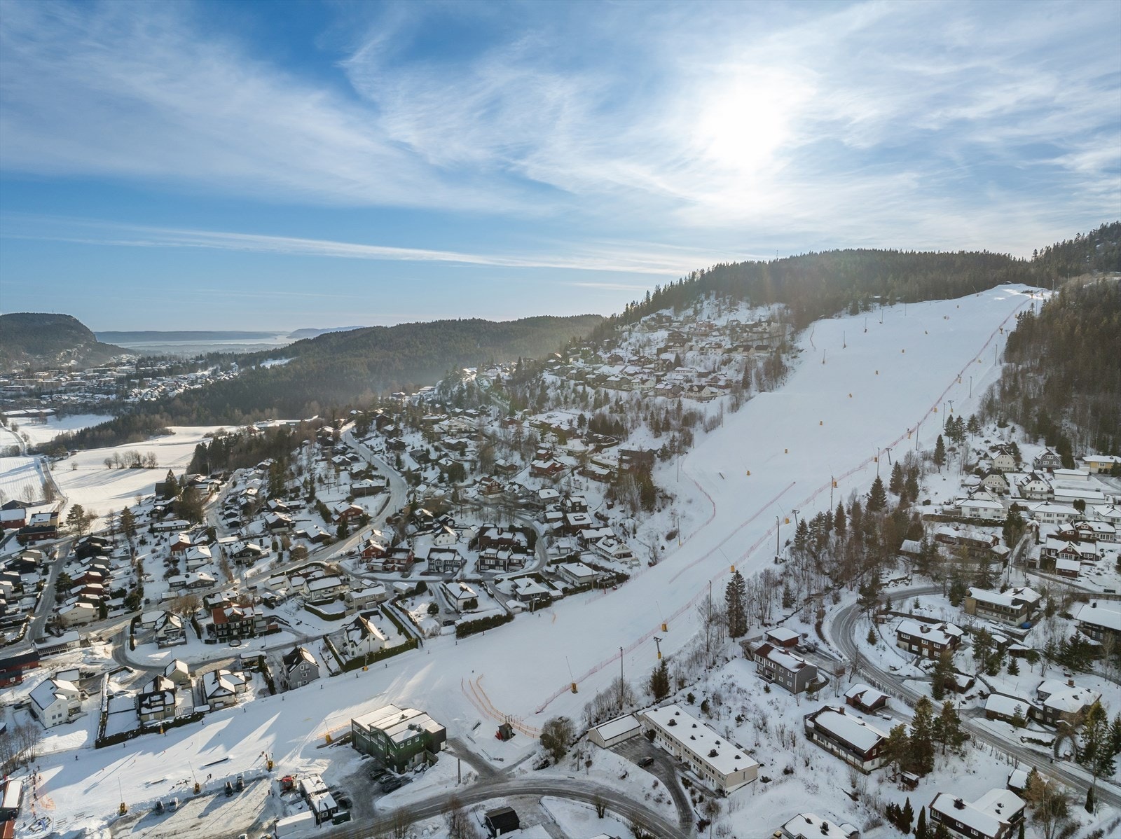 Her spenner du på deg skiene utenfor døren og går opp til alpinbakken. Galleribilde