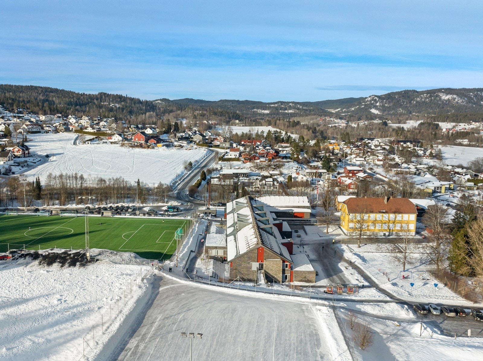 Lommedalen tilbyr et variert og aktivt tilbud av fritidsaktiviteter som blant annet golfbaner, 2 unike slalåmbakker, skøytebane, fotballbaner, skiløyper, ridning og flotte turområder sommer som vinter. Galleribilde