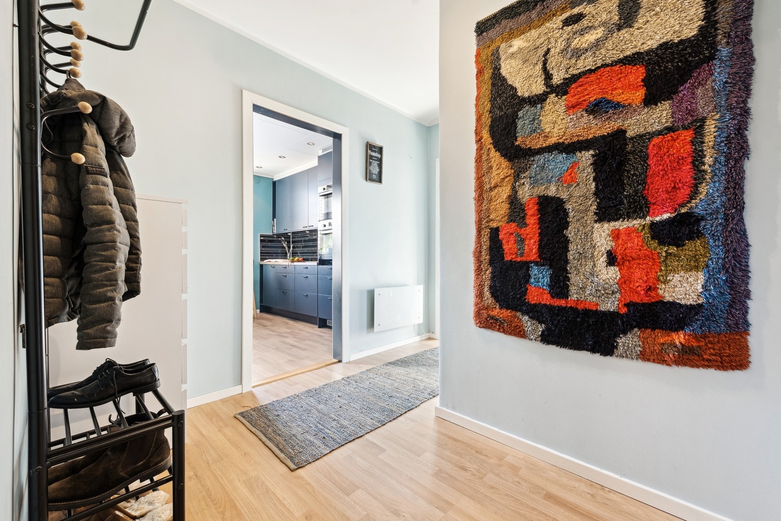 Åpen og fin entré med god plass til oppheng av yttertøy. Galleribilde
