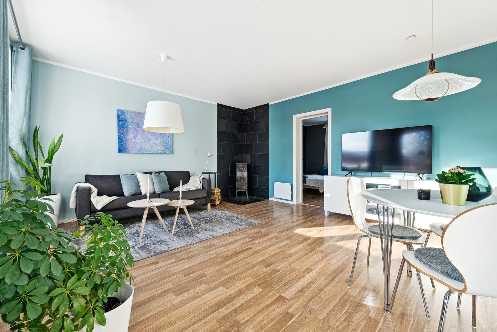 Her har god plass til sofagruppe, tv-møbler og stort spisebord Galleribilde