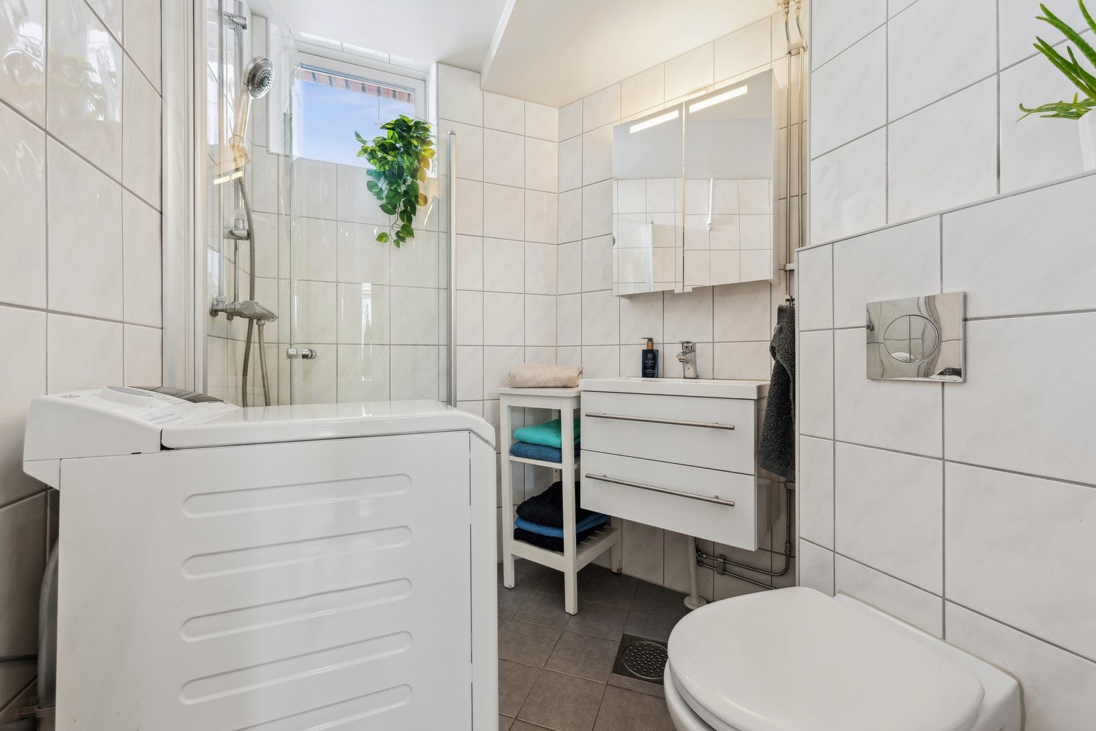 Delikat flislagt bad med varmekabler i gulv. Badet er pusset opp i regi av borettslaget i 2012. Opplegg for vaskemaskin Galleribilde