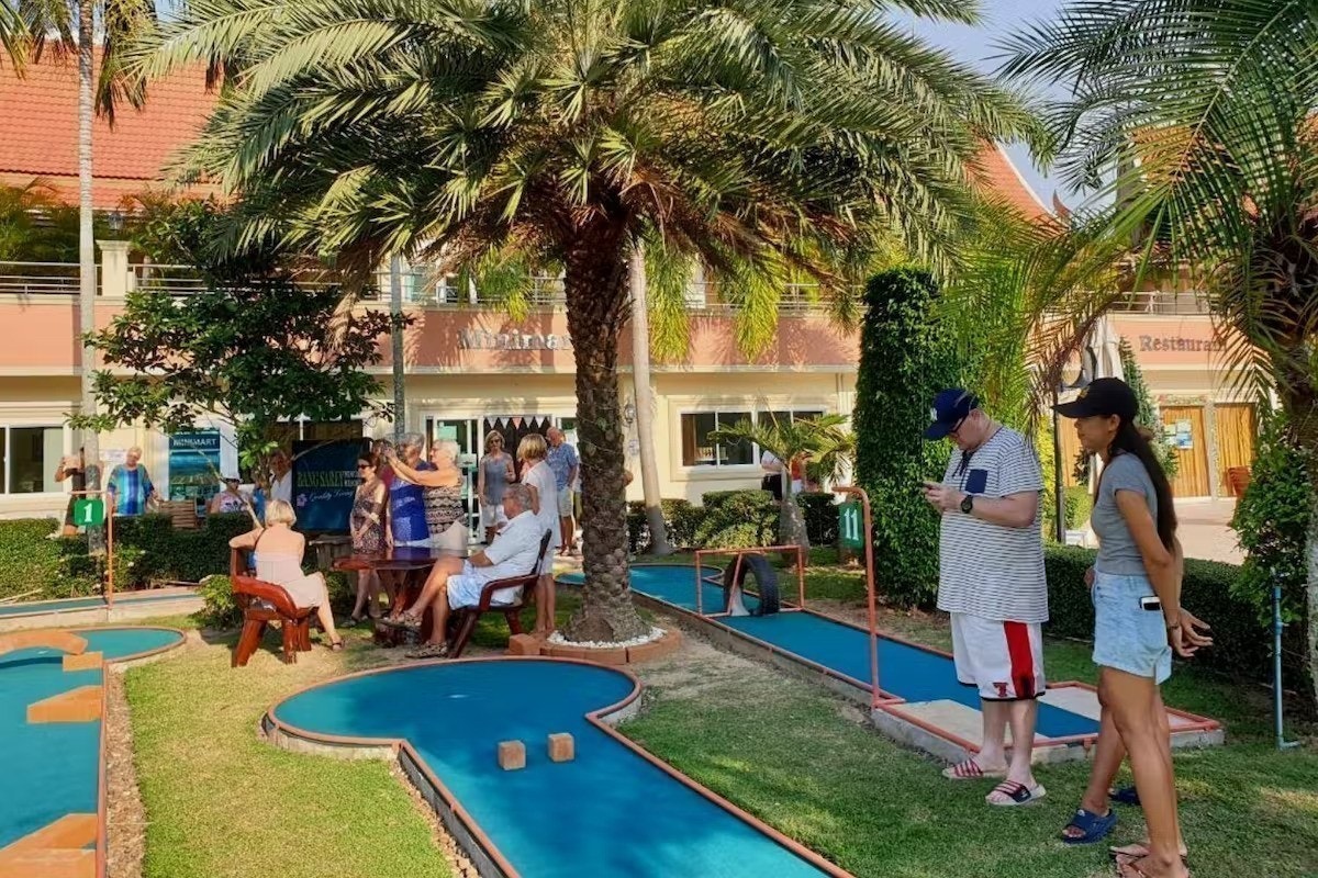 Mini golf ved administrasjonsbygget Galleribilde