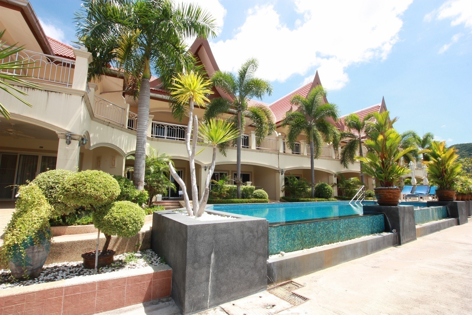 Leilighetsbygget med 2 saltvanns basseng i front Galleribilde