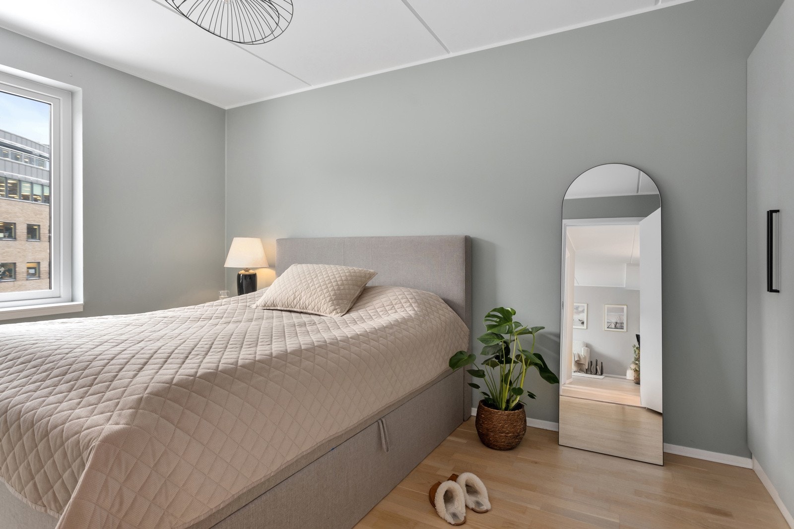 Romslig hovedsoverom med garderobeinnredning og plass til dobbeltseng Galleribilde