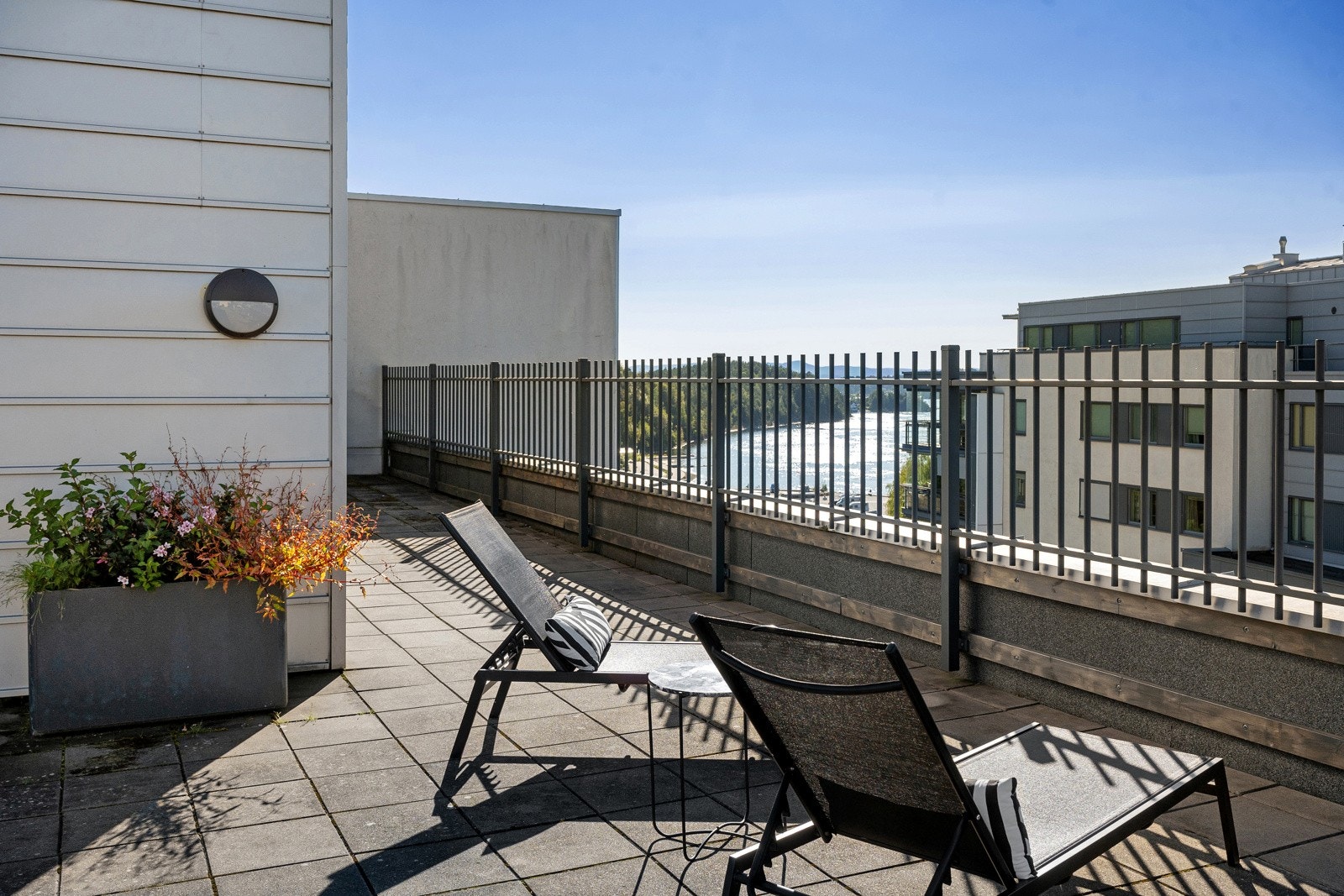 Sol fra morgen til kveld, utsikt og hyggelig opparbeidet med utemøblement Galleribilde