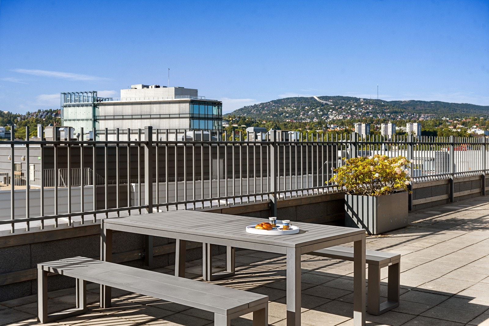 Sameiet har en flott, felles takterrasse med utsikt mot både Holmenkollen, Frognerkilen og Bestumkilen Galleribilde