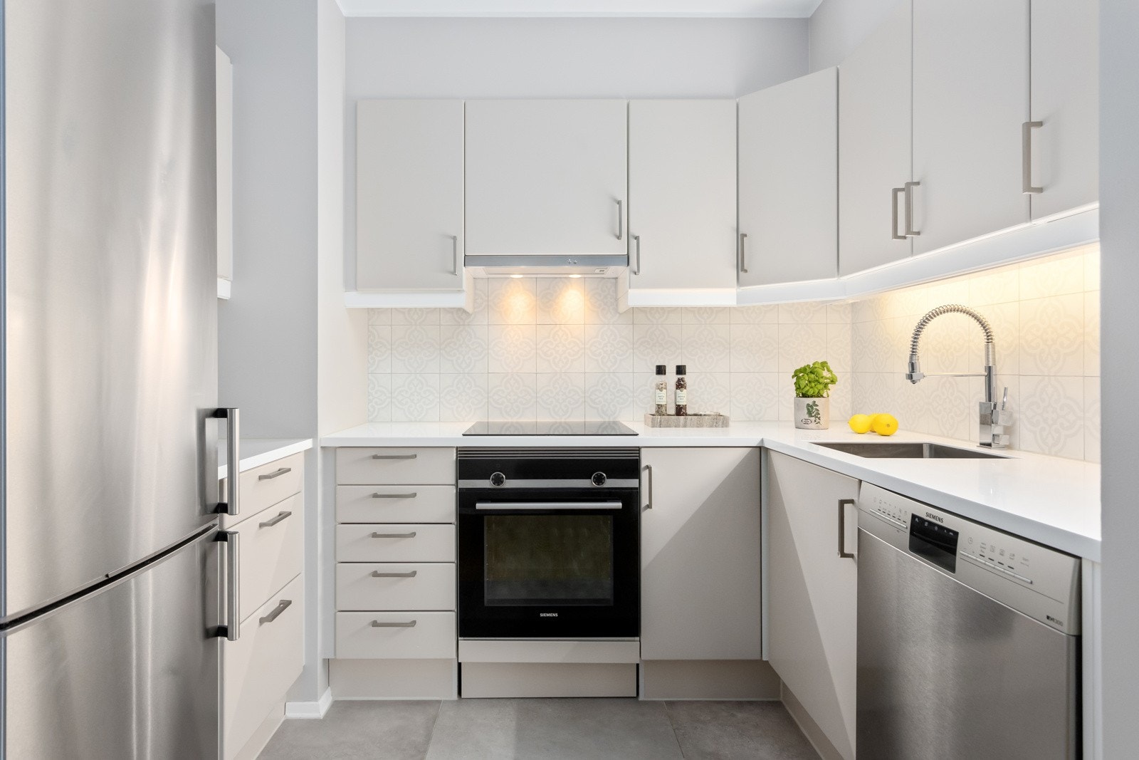 Kjøkkeninnredning fra Sigdal med Corian kompositt benkeplate Galleribilde