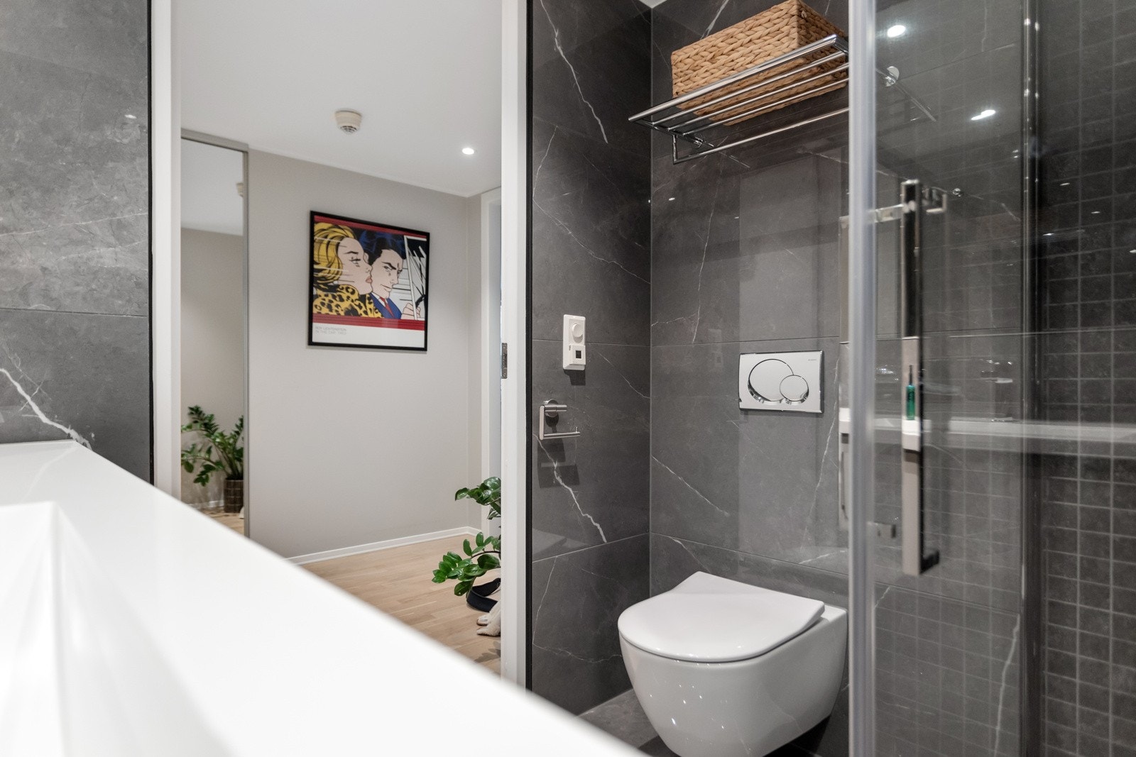 Baderommet er utstyrt med bl.a. downlights, vegghengt wc og servant med heldekkende Corian benkeplate Galleribilde