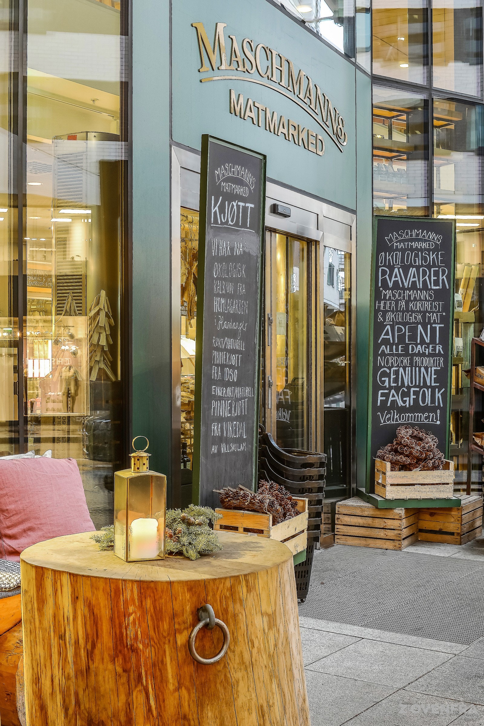 Området byr på flere servicefasiliteter i umiddelbar nærhet. Du har over 50 ulike butikker, en rekke dagligvarebutikker, flere kaffebarer og lunsj- og middagsrestauranter. Galleribilde