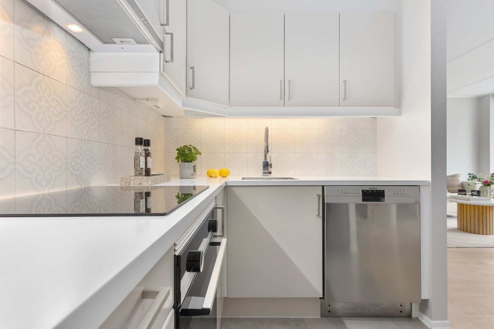 Innredningen er utstyrt med underlimt oppvaskkum, oppvaskmaskin, platetipp og stekeovn Galleribilde