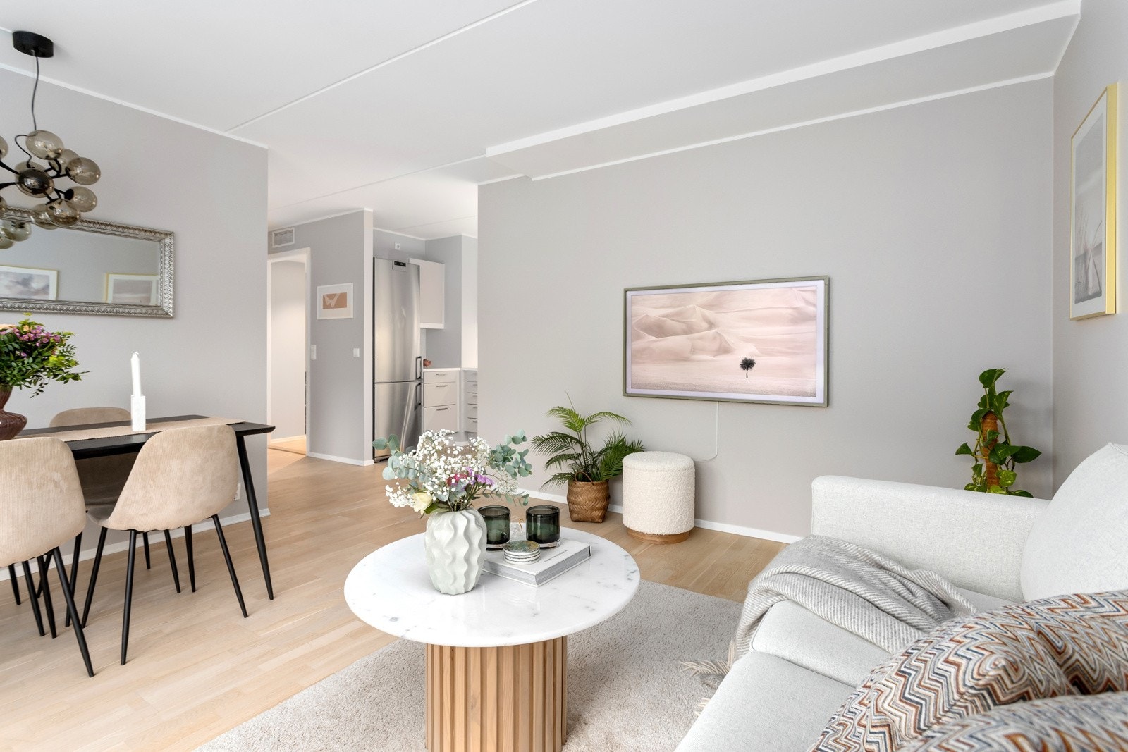 Leiligheten har en god planløsning med plass til spisebord og sofa Galleribilde