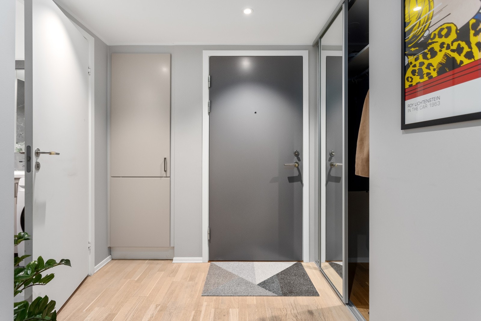 Romslig entré med downlights i takhimling som gir et godt førsteinntrykk av leiligheten Galleribilde