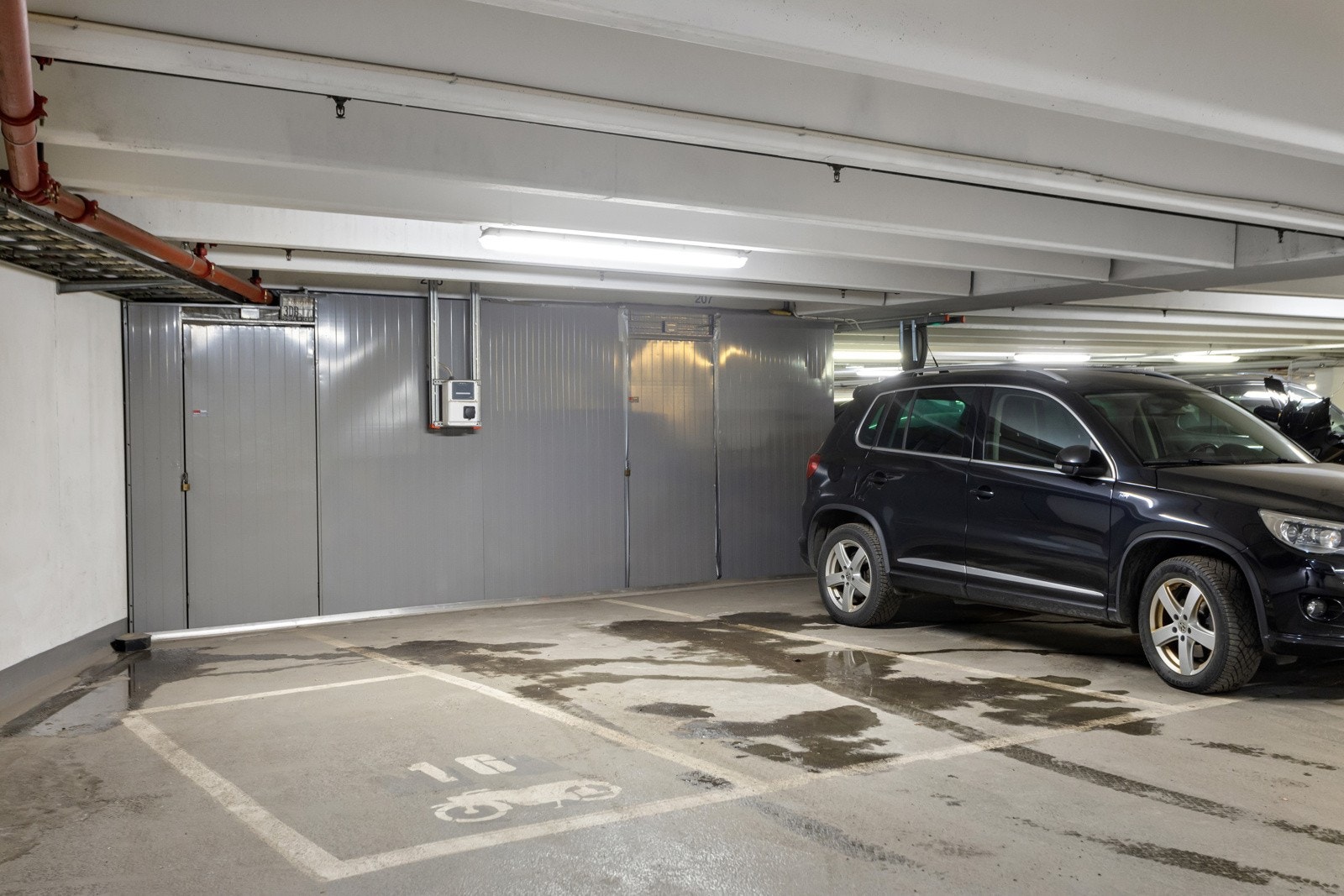 Med leiligheten følger egen garasjeplass med lader og heis til etasjeplan. Garasjeplassen har god plassering med enkel inn- og utkjøring. Denne kan leies ut for kr 1.500,- til 2.000,- pr. mnd. Galleribilde