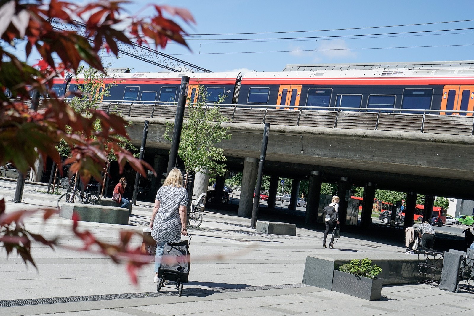 Nærområdet byr på et bredt kollektivtilbud. Fra Skøyen stasjon kan du benytte deg av både buss, tog og flytoget Galleribilde