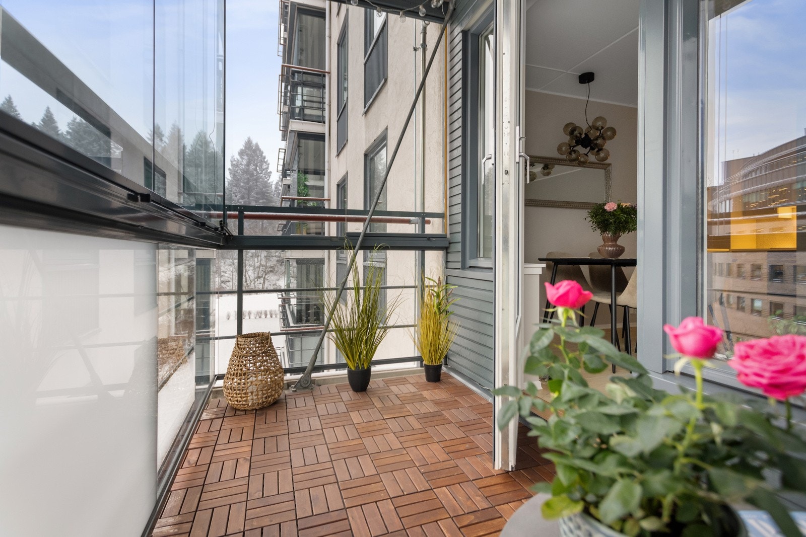 Fra stue/kjøkken er det utgang til innglasset balkong på ca. 5,3 m² Galleribilde