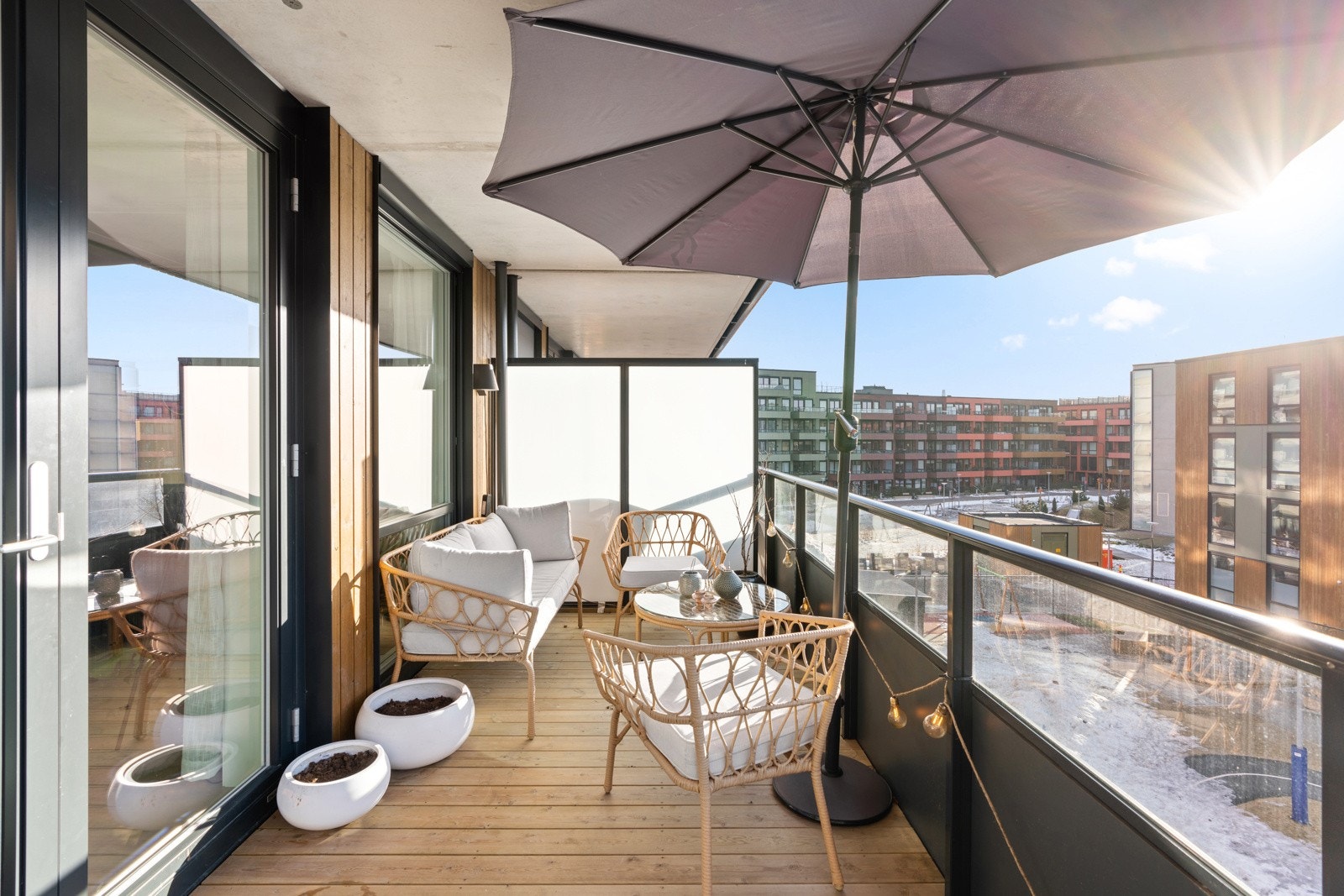 Sydvestvendt balkong med sol fra kl. 12 til sent på kveld. Galleribilde