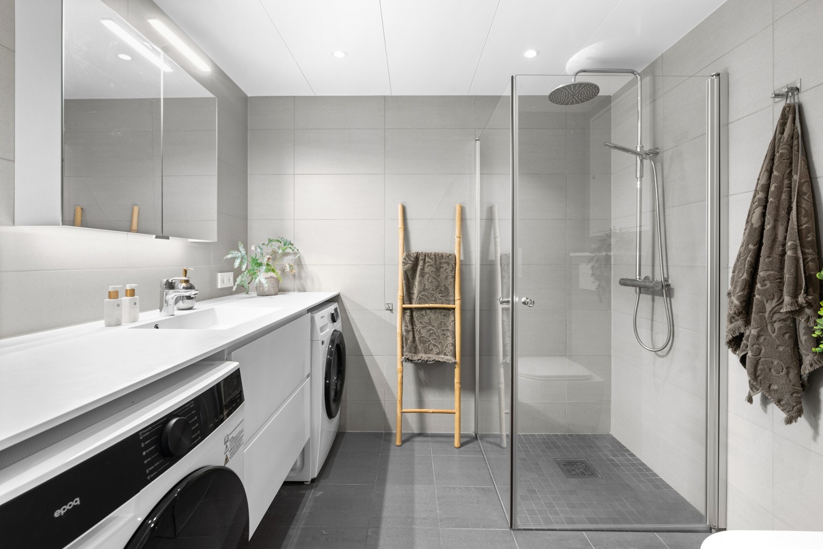 Lang og flott heldekkene servantplate. Downlights i himlingen. Galleribilde