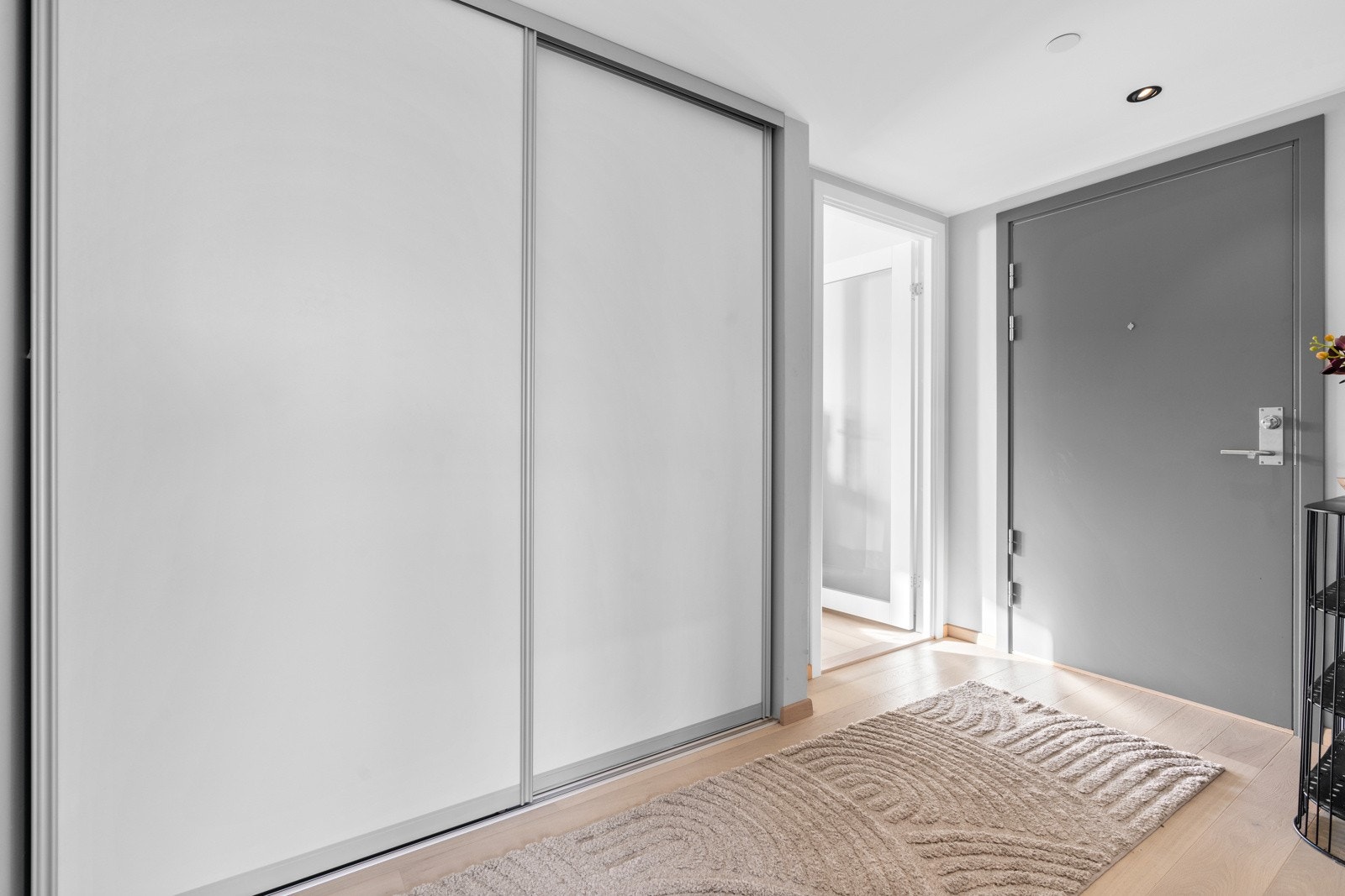 Skyvedører mot bodrommet som utgjør en romslig garderobe. Ved siden ses inngang til stuen. Galleribilde