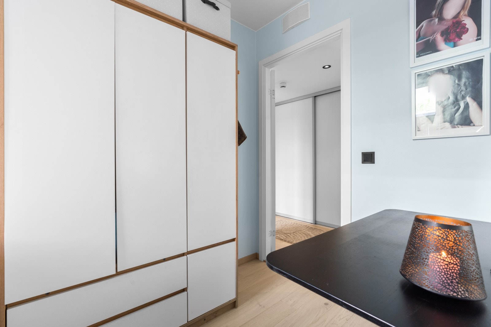 Stort garderobeskap i minste soverommet. Galleribilde