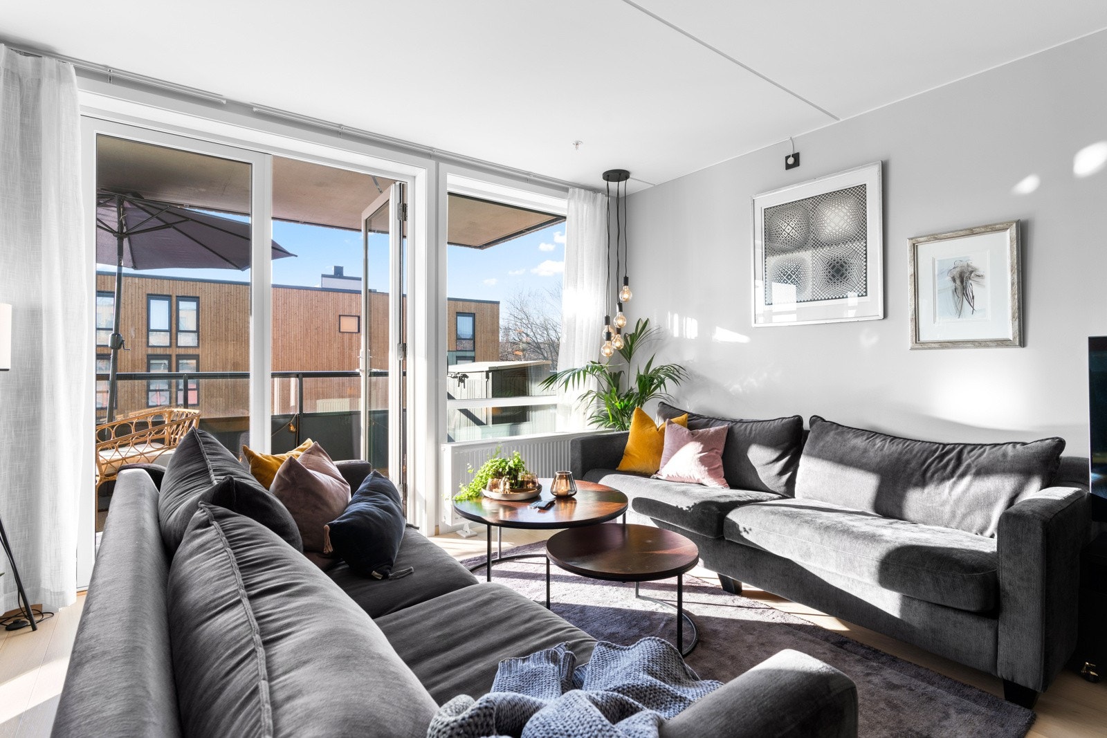 Salongavdeling har god plass for to store sofaer. Galleribilde