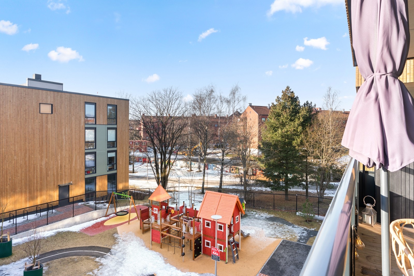 Barnevennlig, skjermet og meget pent opparbeidet indre gårdstun med sitteplasser og plass for lek. Galleribilde