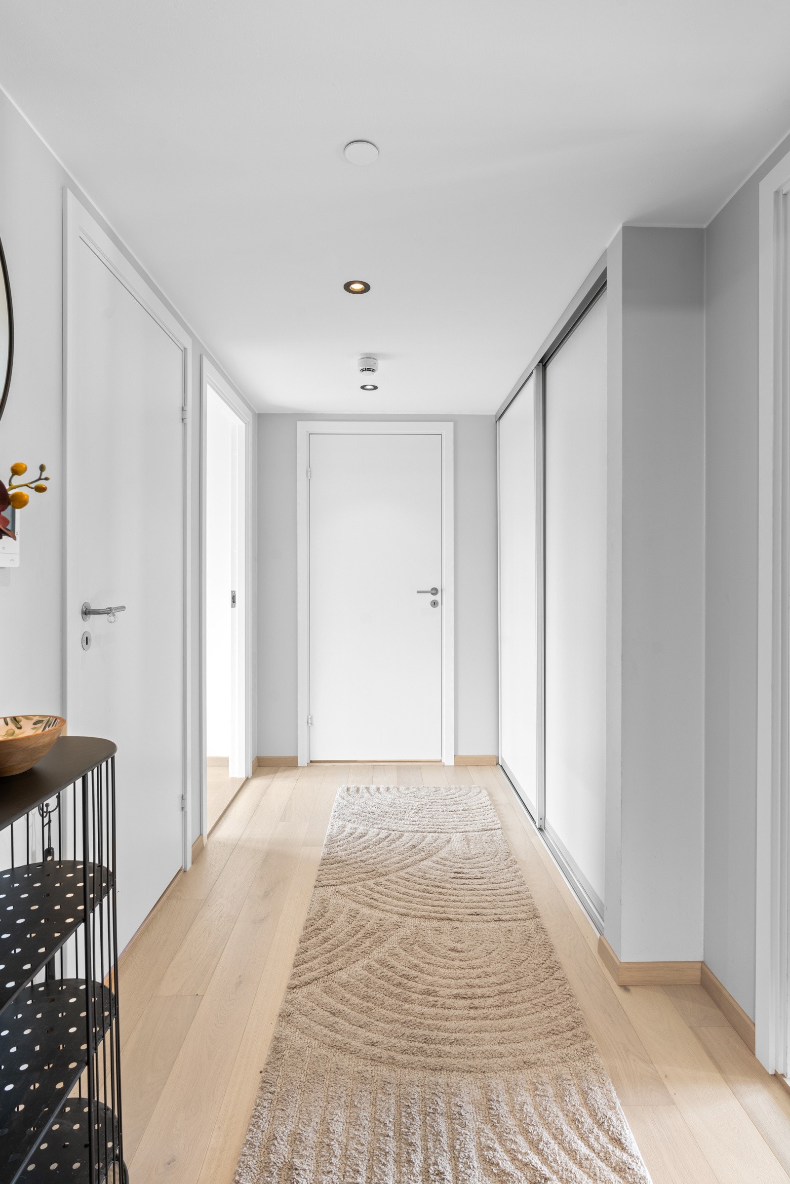 Romslig entré med inngang til badet i enden. Galleribilde