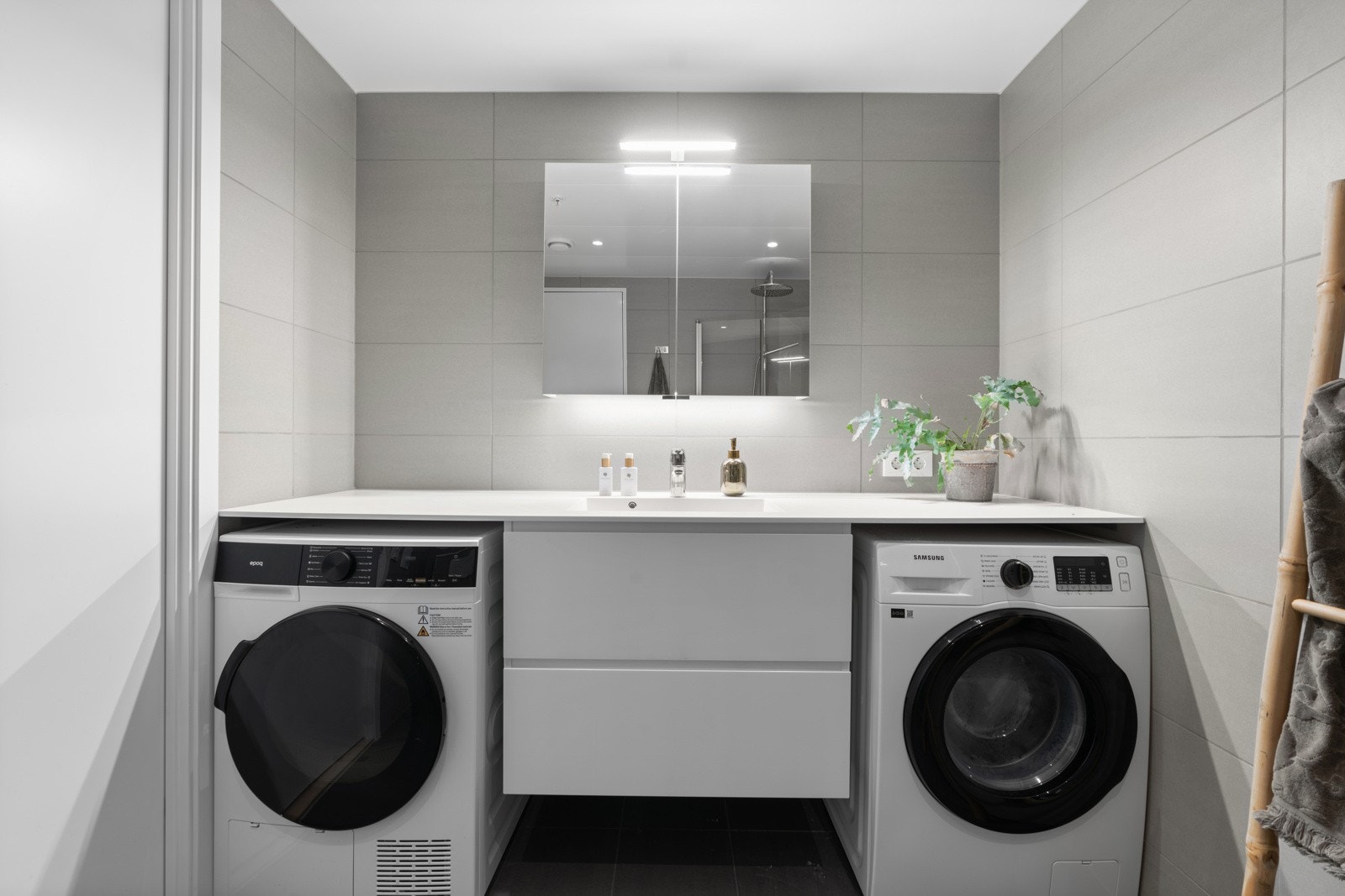 Her har både vaskemaskin og tørketrommel fått plass under benken. Galleribilde