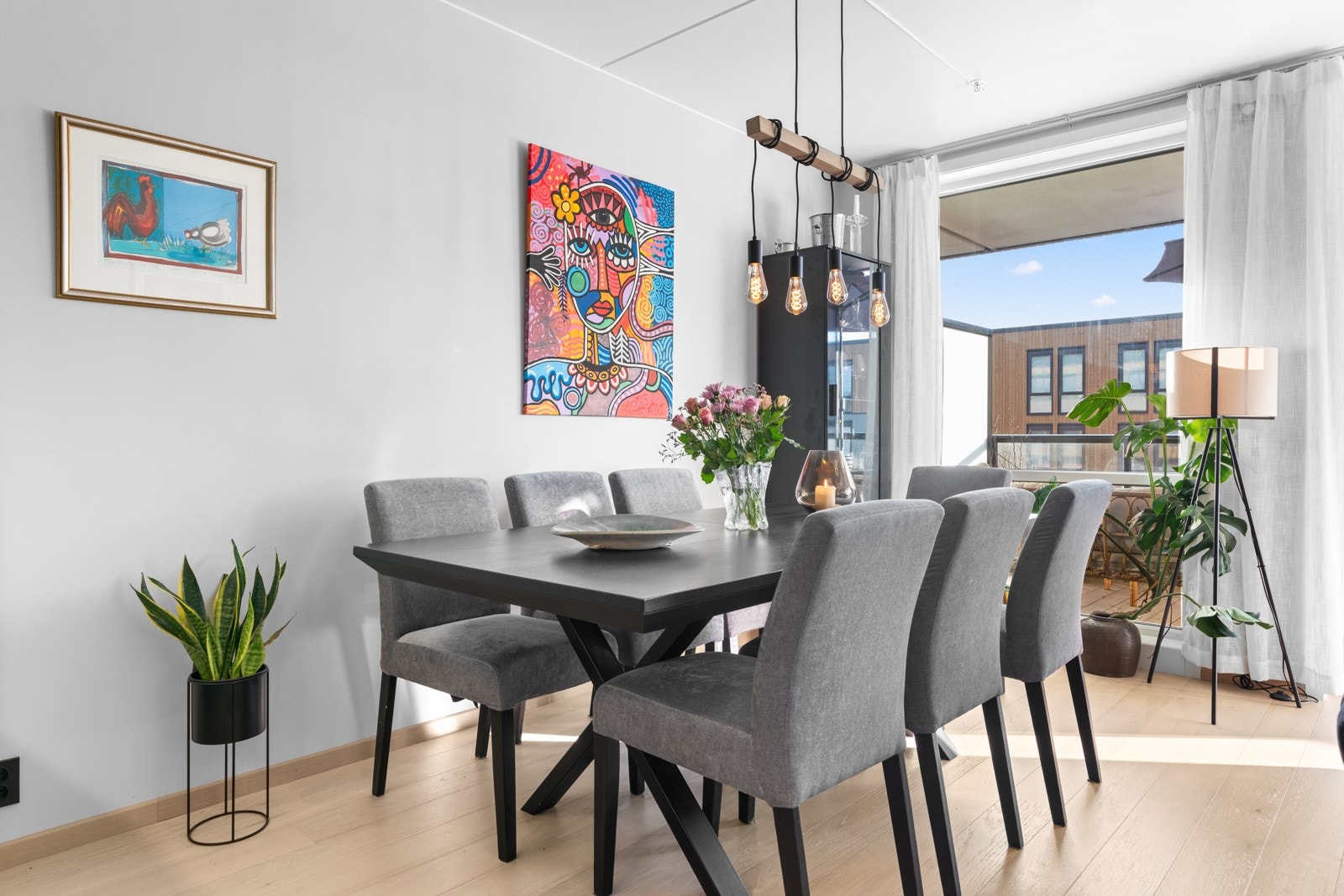 Plass for spisestue med ganske mange gjester. Galleribilde