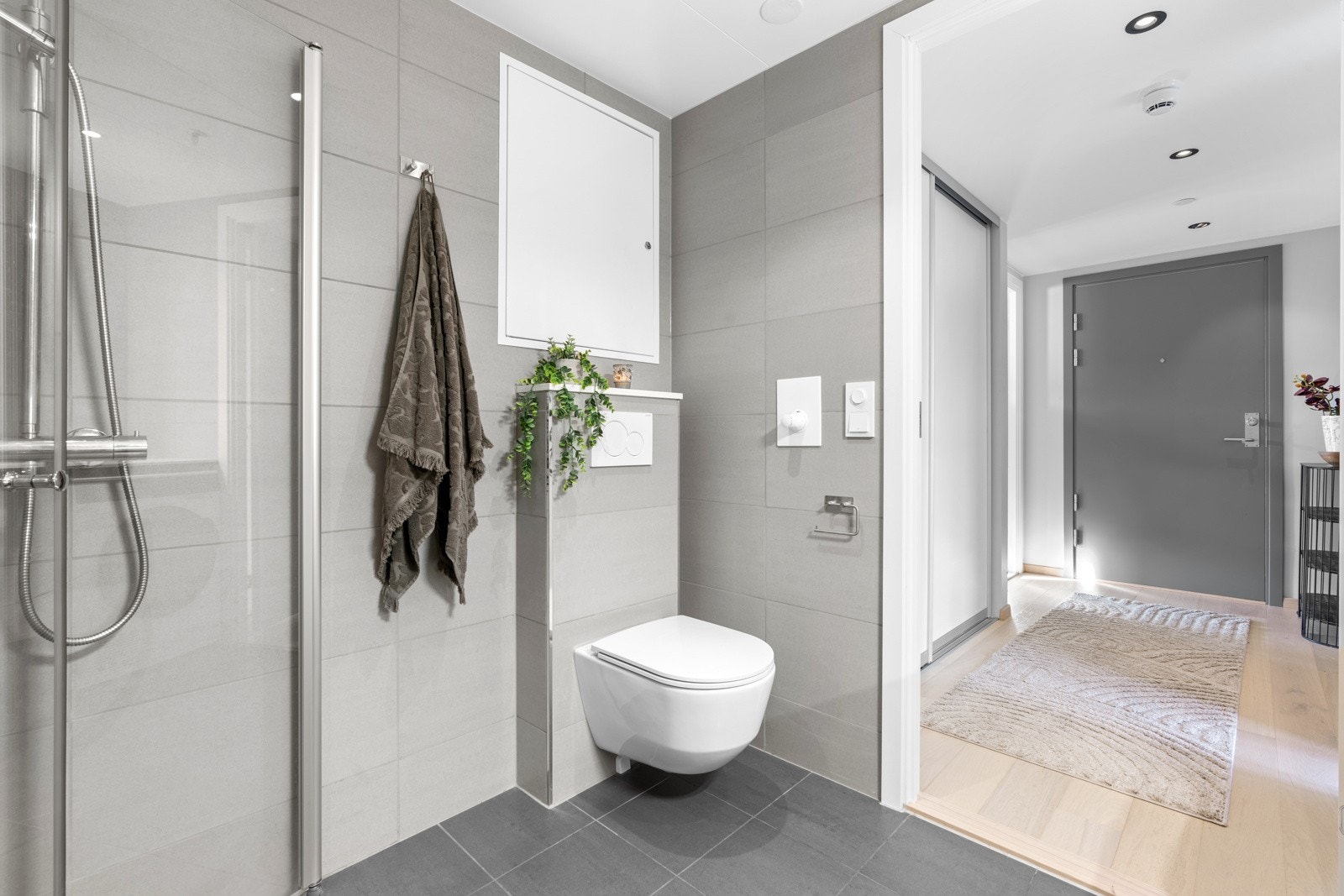 Delikat og romslig baderom med vannbåren gulvvarme. Galleribilde