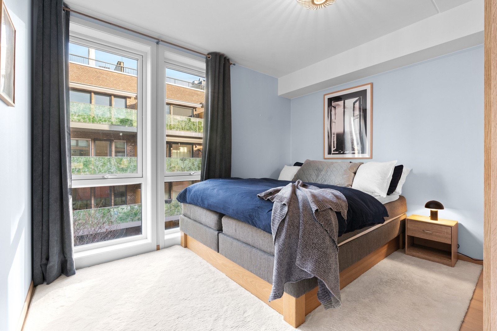 Luftig og svalt hovedsoverom med vinduer som vender mot nord. Galleribilde