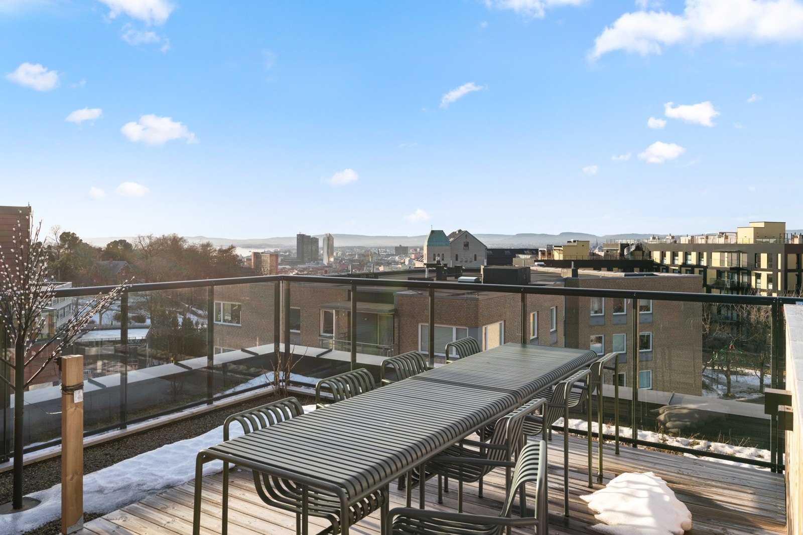 Fra takterrassen på blokk C kan man se helt til Oslofjorden. Galleribilde