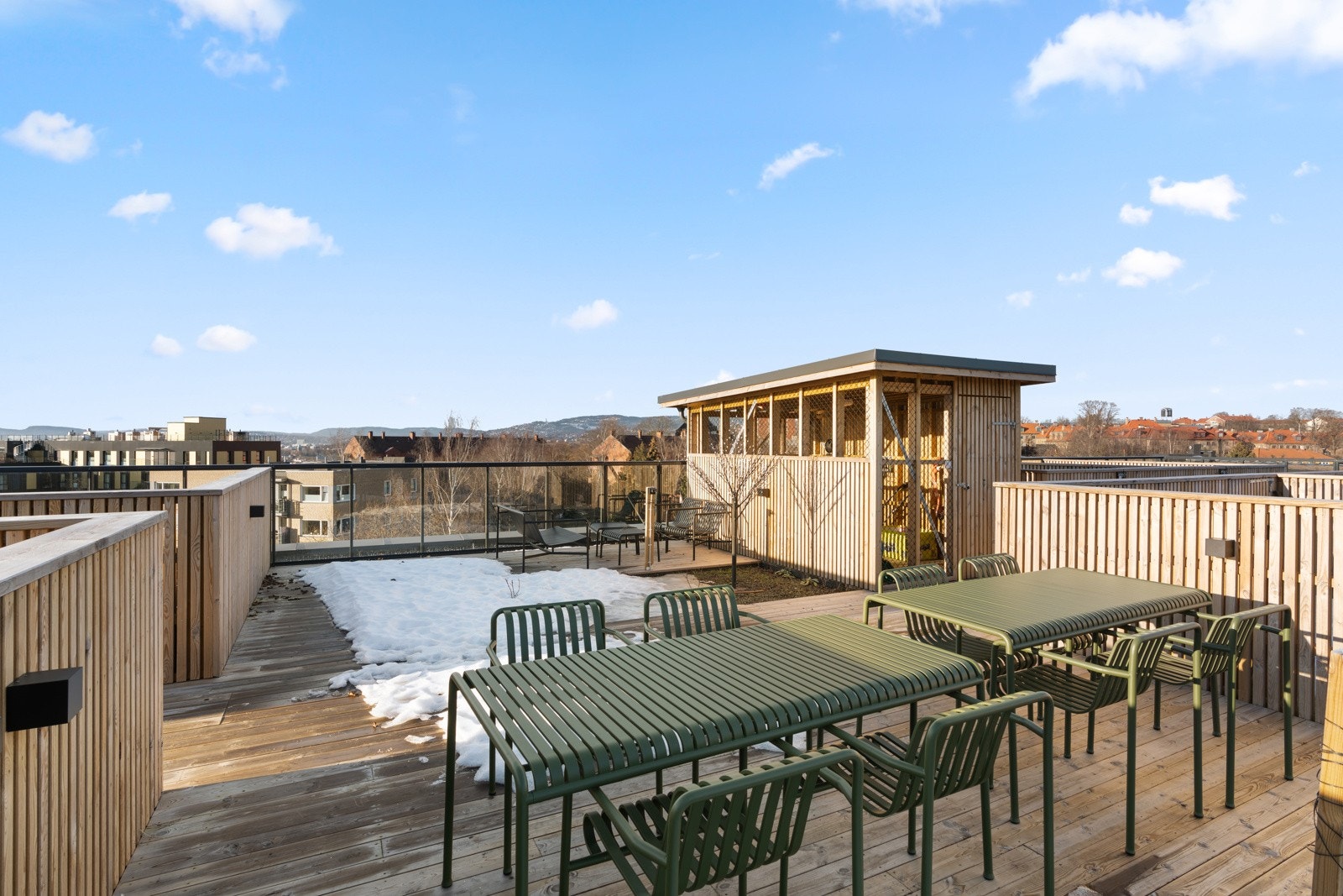 Takterrassene har flere avdelinger med moderne og lekre utemøbler. Galleribilde