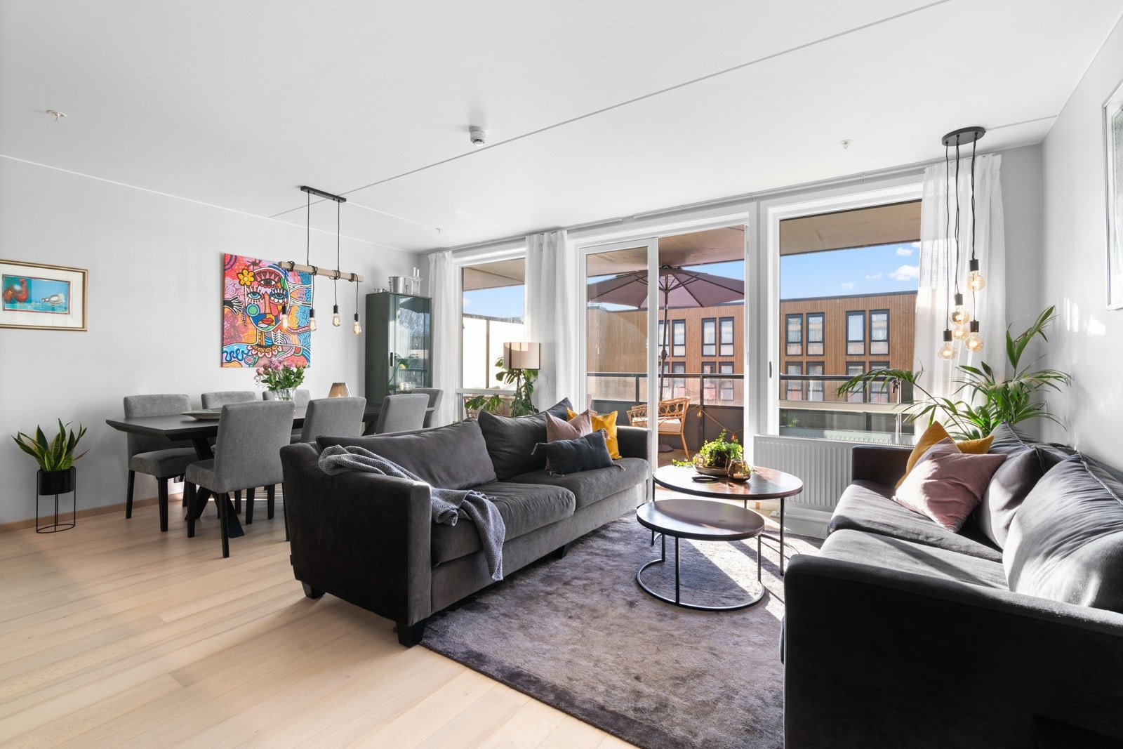 Stue/spisestue som får både mye lys og sol fra sydvest. Utvendige sunscreens. Galleribilde