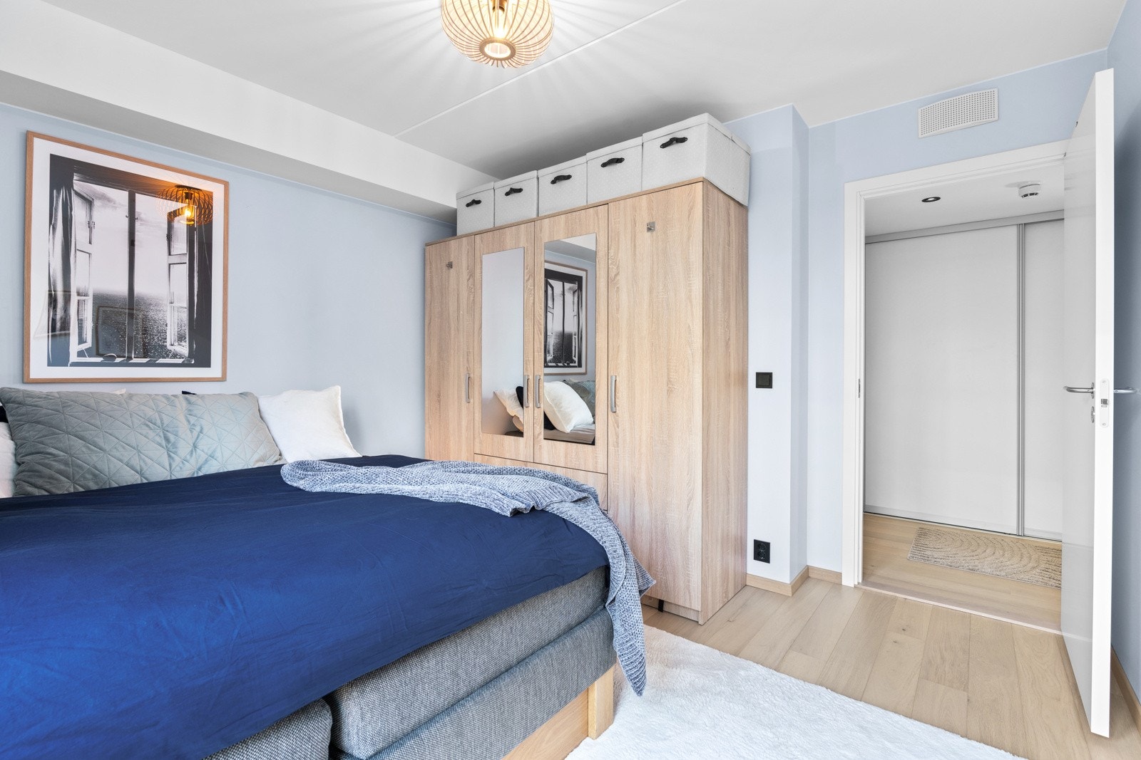 Garderobeskap med både skuffer og plass for å henge tøy. Galleribilde