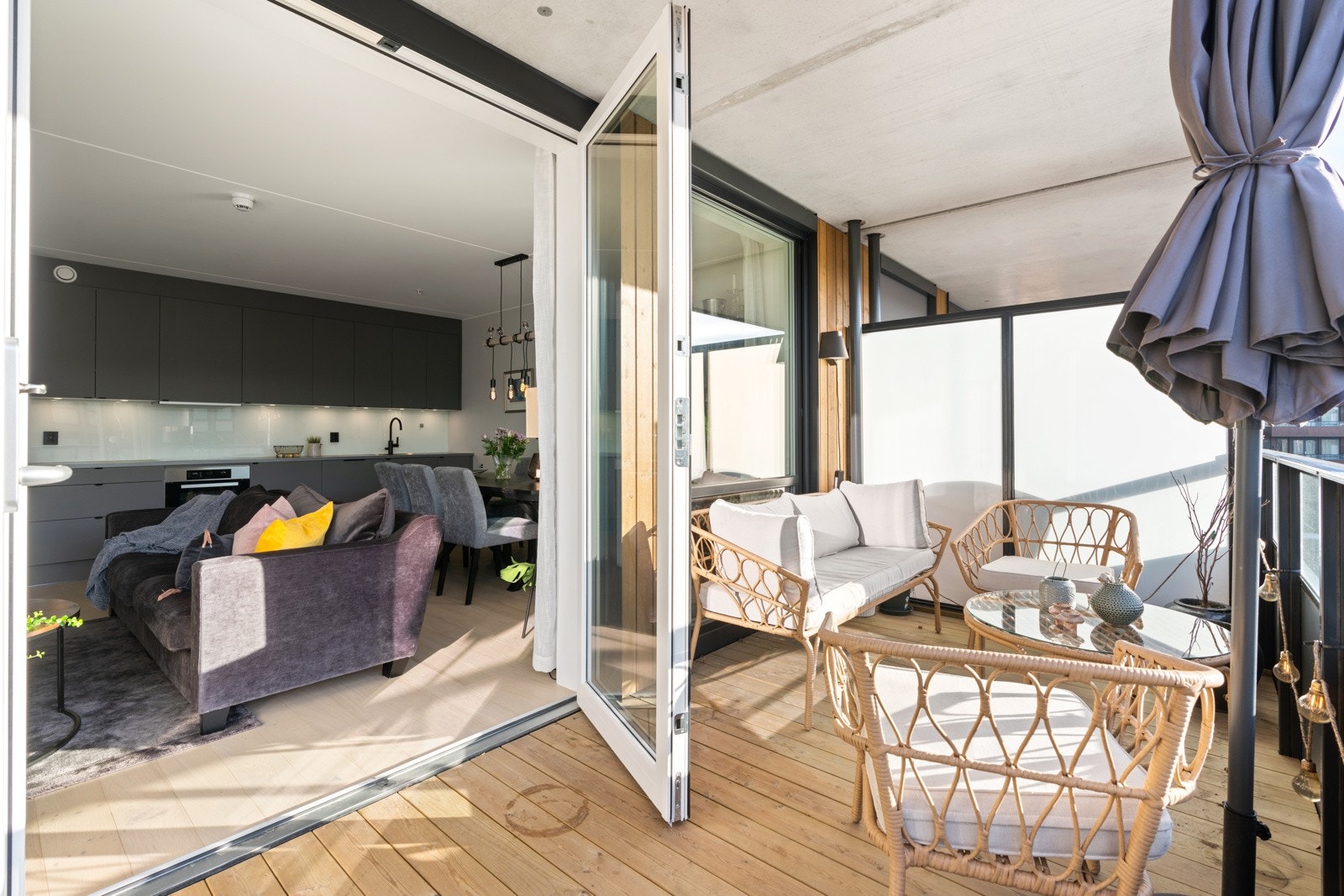 Dobbeltdør ut til balkongen. Galleribilde