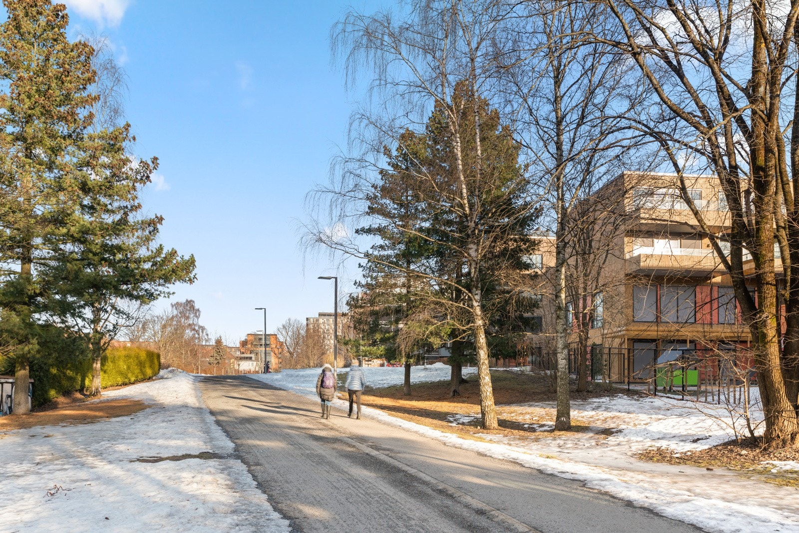 Fint utsyn til grøntdraget med turveien som går like utenfor blokken. Galleribilde