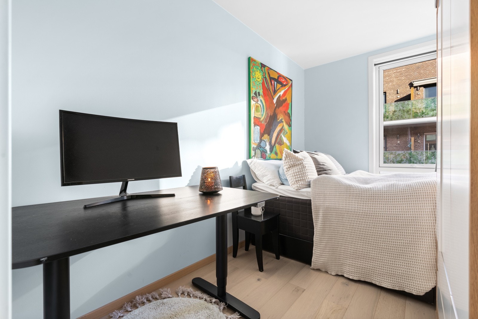 Minste soverom har plass til arbeidsbord eller andre møbler i tillegg til seng. Galleribilde