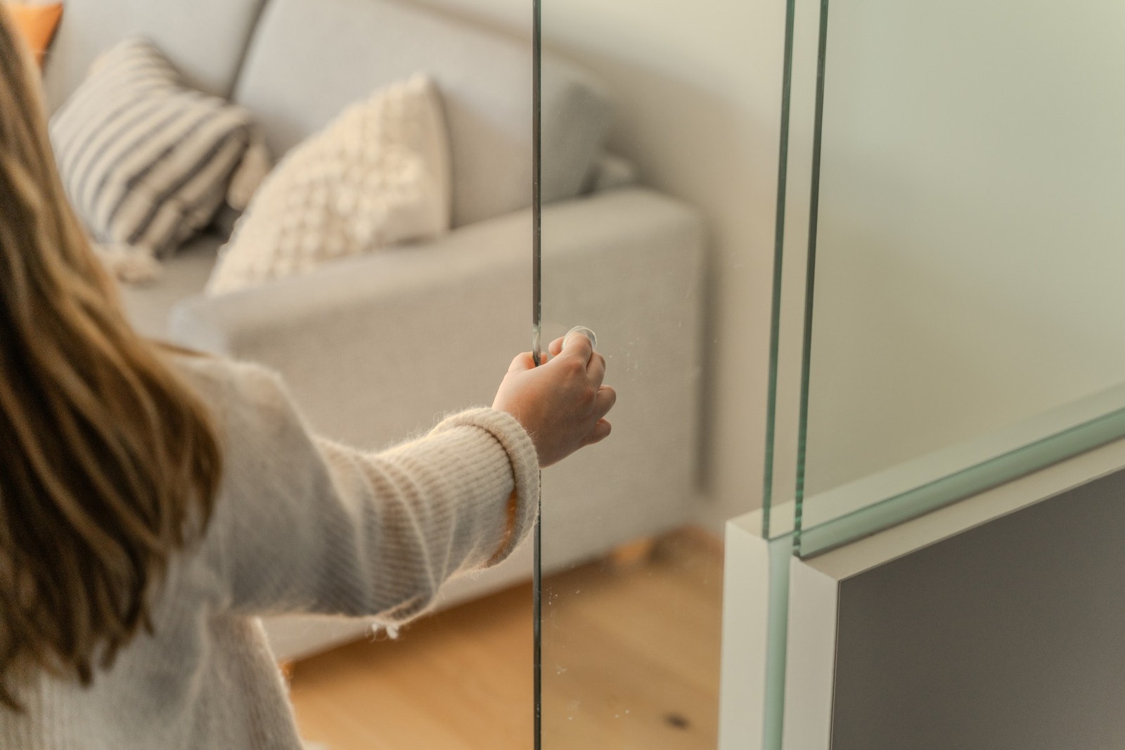 Denne boligen er nøye planlagt som resulterer i slike kule detaljer. Skyvedør i glass mellom hall og allrom. Galleribilde