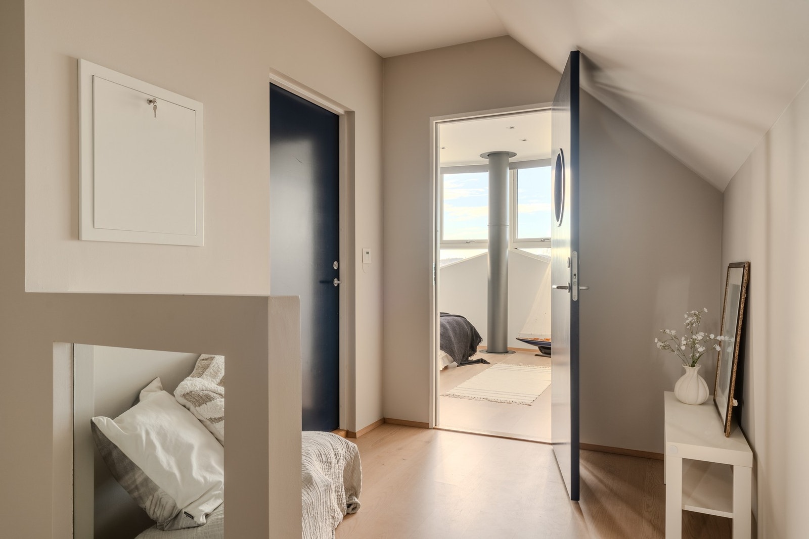 Vi går opp. Her er det praktisk gang som enkelt kan innredes som en TV-stue for de minste f.eks. Galleribilde