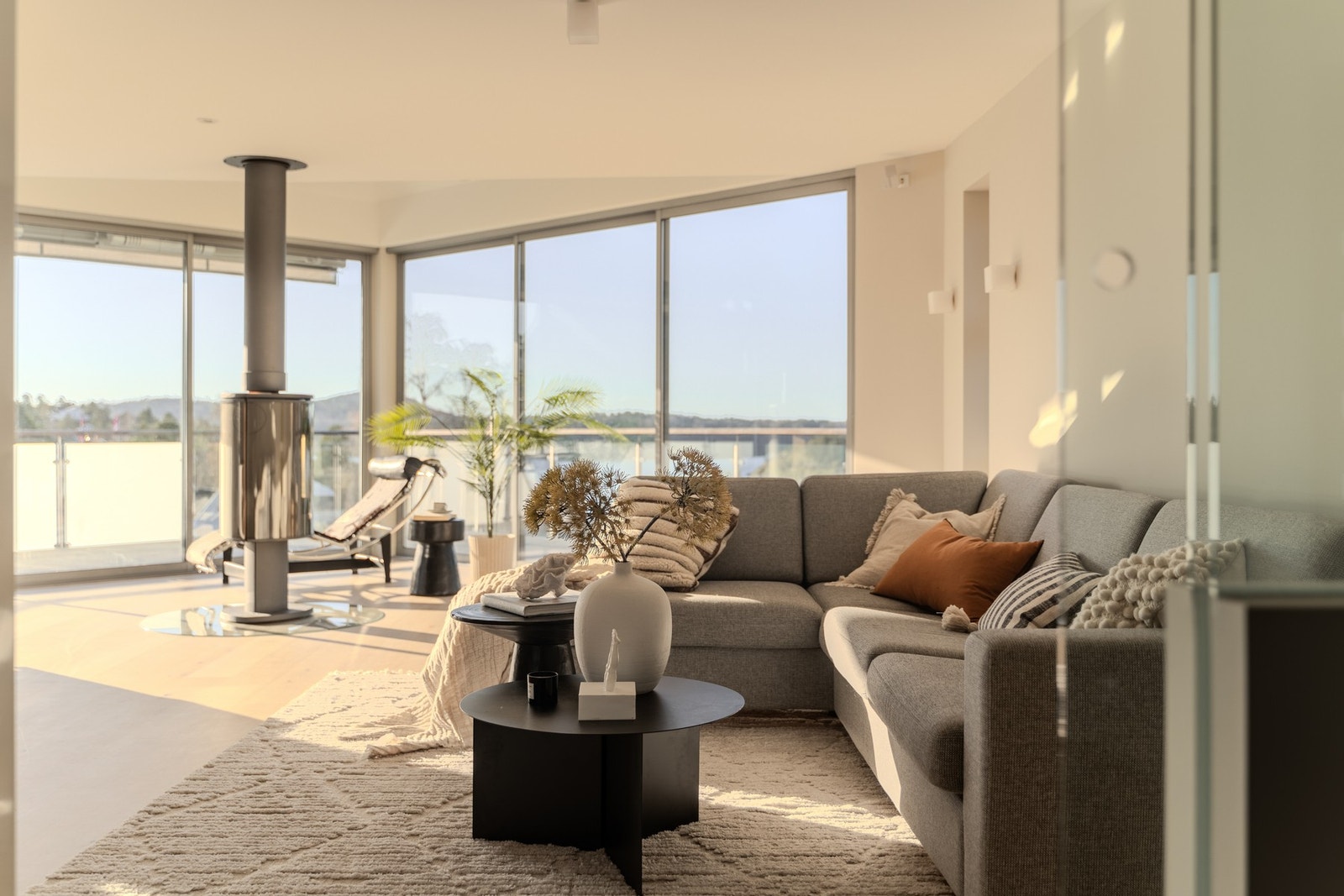 En unik arkitekttegnet enebolig i et veletablert boligområde med flere fantastiske kvaliteter. Galleribilde