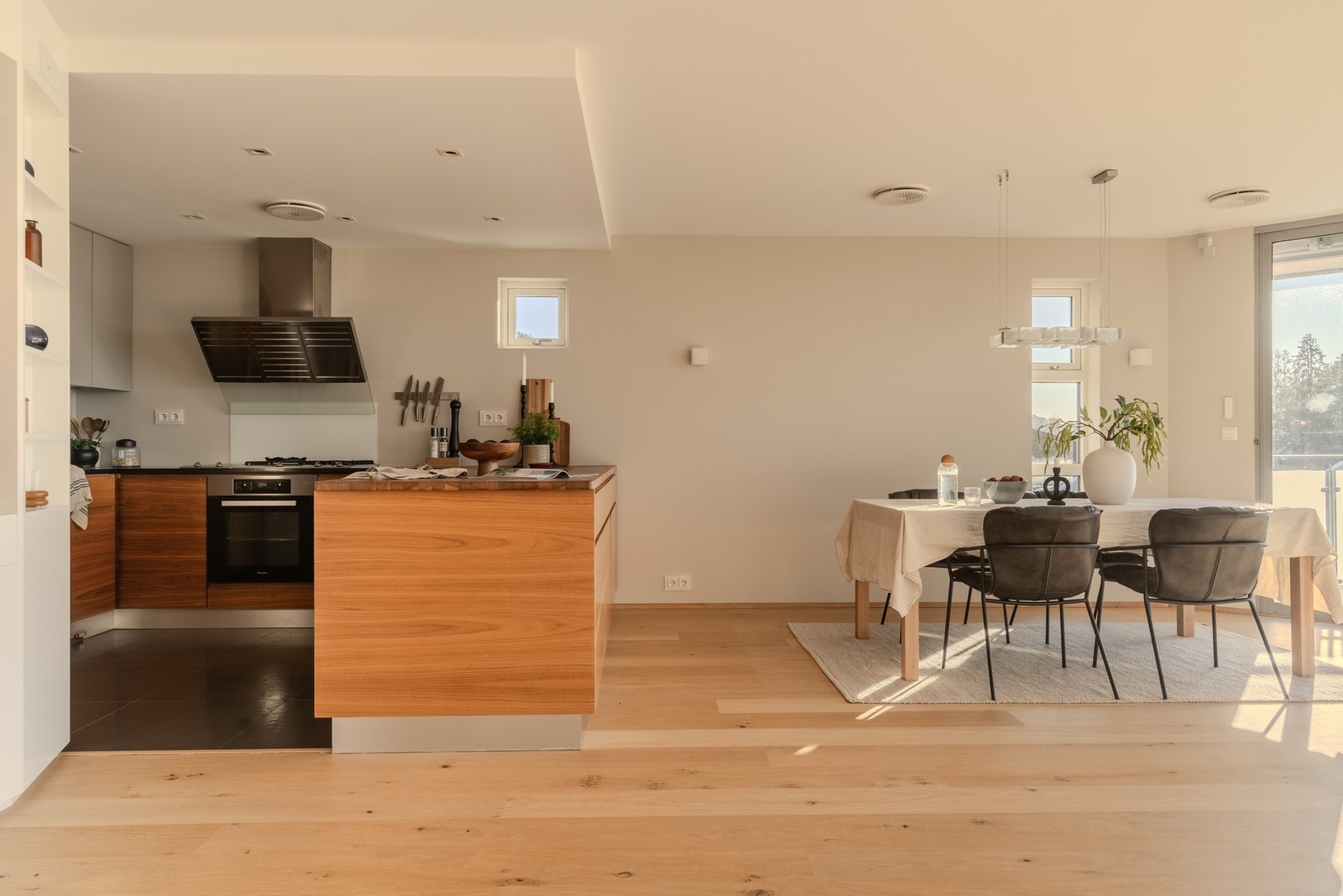 Kjøkkenet har en sosial plassering ift. spisestuen så verken kokken eller gjestene føler seg glemt under selskap. Galleribilde